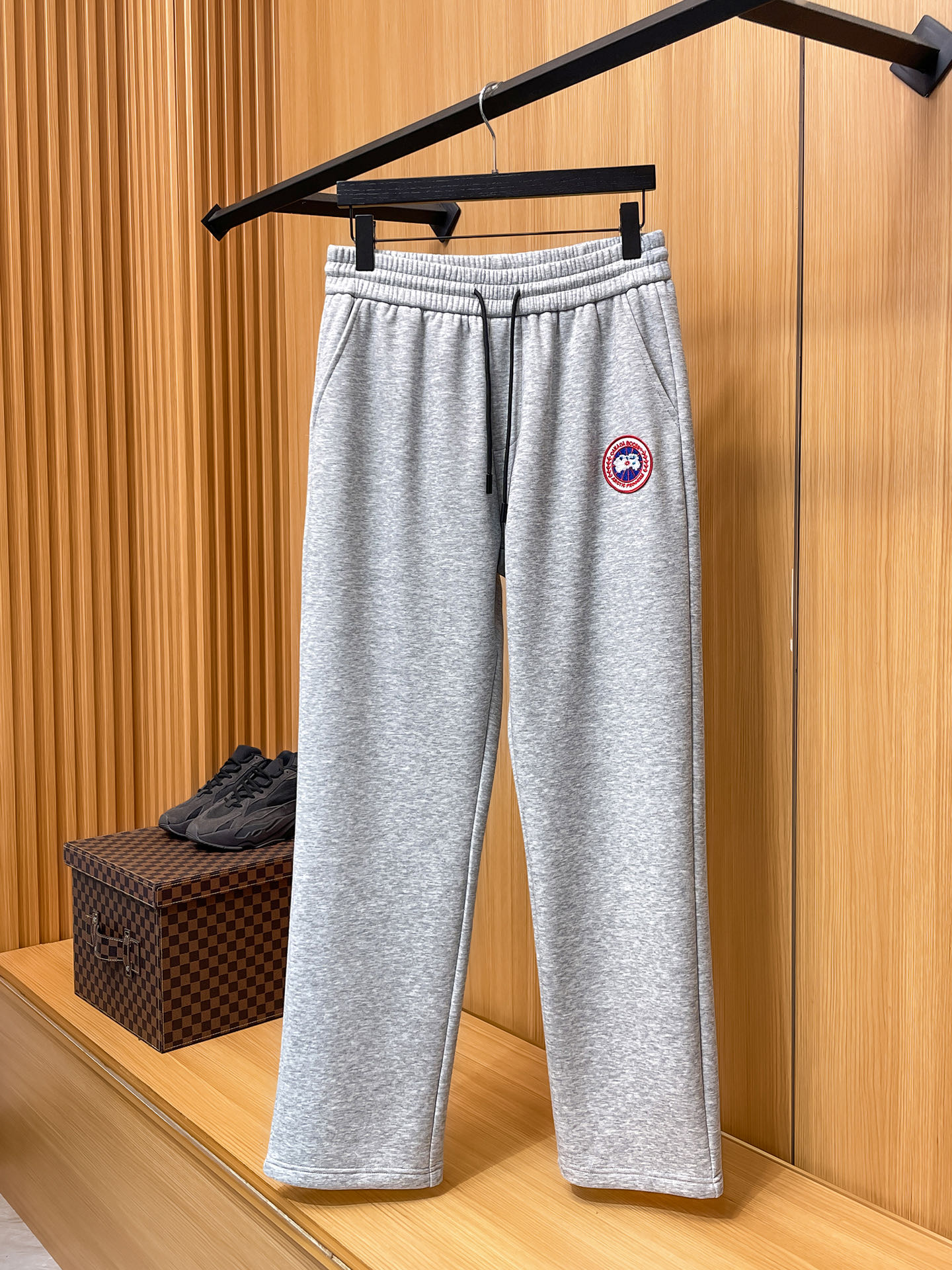 🔥 加拿大鹅 SS秋冬加绒 直筒微阔版型保暖不显臃肿 🔥新品时尚直筒休闲裤，臻选优质纯棉加绒面料打造，保