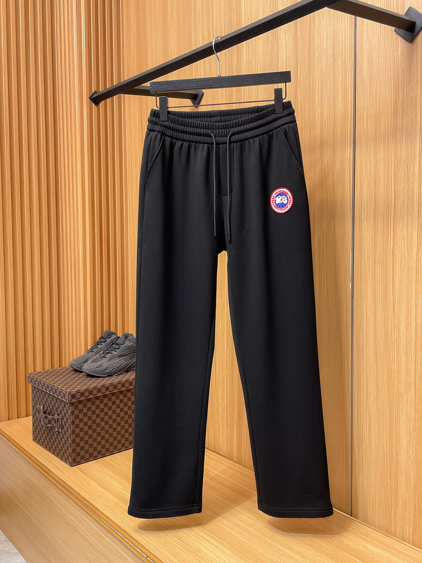 🔥 加拿大鹅 SS秋冬加绒 直筒微阔版型保暖不显臃肿 🔥新品时尚直筒休闲裤，臻选优质纯棉加绒面料打造，保