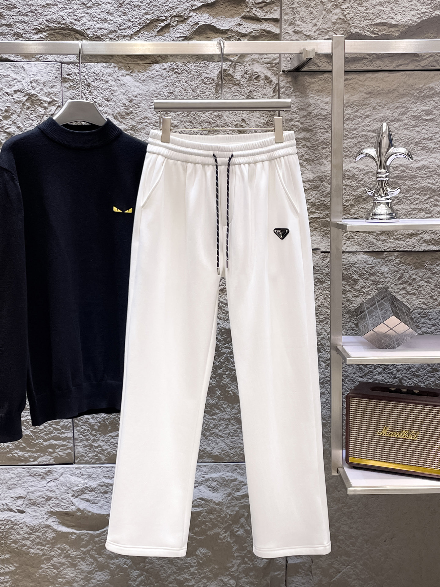 NO:731410,Can be exchanged after the new year. Prada 2025SS autumn and winter plus velvet. Straight-leg micro-wide version to keep warm without looking bloated. New fashion straight-leg casual pants, made of high-quality pure cotton plus velvet fabrics, warm and comfortable. Seiko dense needle embroidery logo, creating a sense of simple lines. The version is not picky. Customized hardware accessories are provided. The craftsmanship is exquisite, the version is super correct, and the upper body effect is excellent. Straight-leg micro-wide version!  !  Color Black Gray Size M-3XL!  ,,prada,19860909可年后退换 普拉达 2025SS秋冬加绒 直筒微阔版型保暖不显臃肿 新品时尚直筒休闲裤,臻选优质纯棉加绒面料打造,保暖舒适,精工密针刺绣标识,缔造简约线条感,版型不挑人,客供定制五金辅料,工艺精湛,版型超正,上身效果极佳 直筒微阔版型 ！！ 颜色黑色 灰色 码数M-3XL！,,prada,,Men's clothing