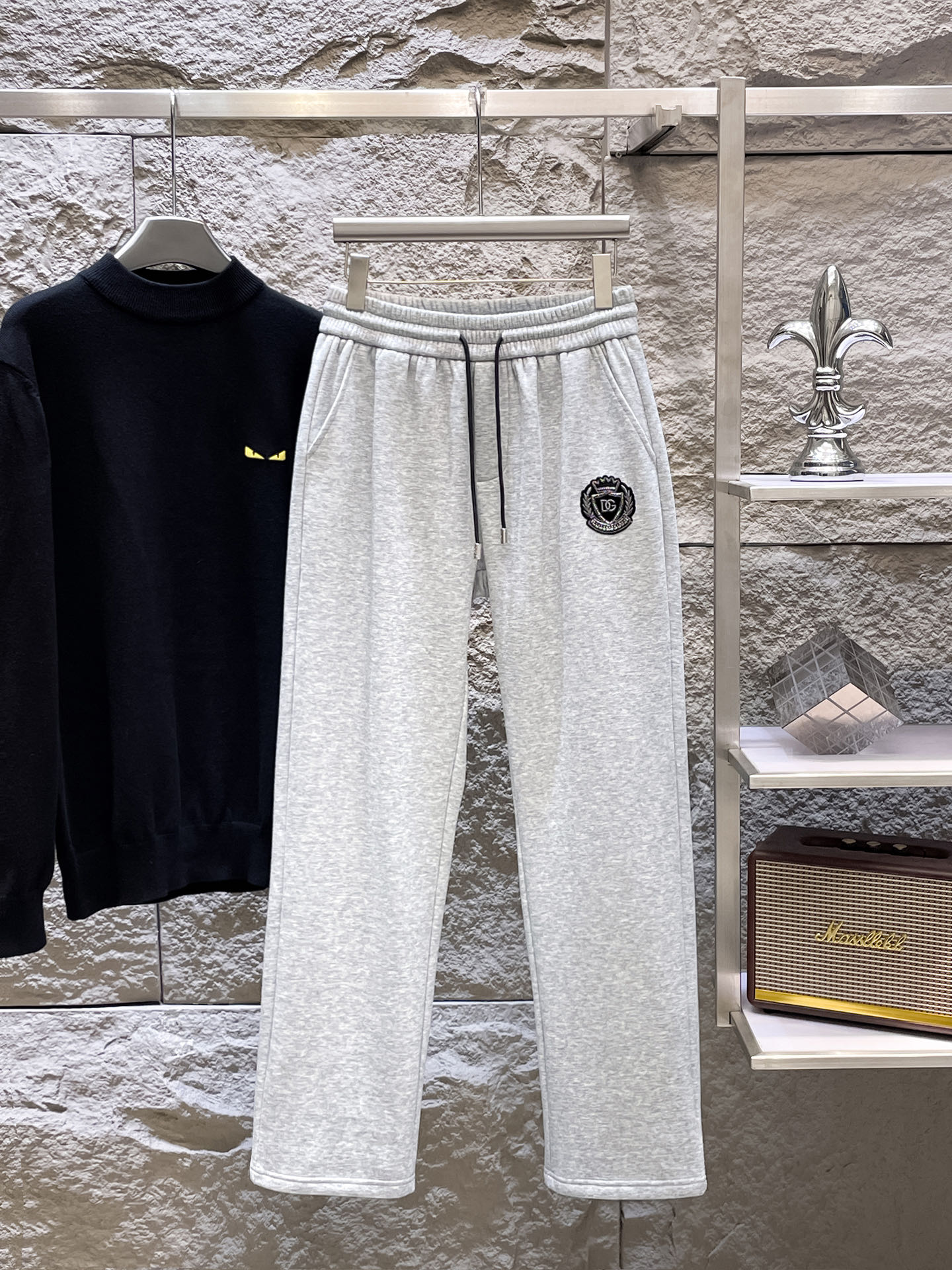 NO:731428,Can be exchanged after the year. DG Dolce & Gabbana 2025 SS autumn and winter plus velvet. Straight-leg micro-wide version to keep warm without looking bloated. New fashionable straight-leg casual pants. Made of high-quality pure cotton plus velvet fabrics. Warm and comfortable. Seiko dense needle embroidery logo creates simple lines. The version is not picky. Customized hardware accessories are provided. Exquisite craftsmanship. Super correct version. Excellent upper body effect. Straight-leg micro-wide version!  !  Color Black White Gray Size M-3XL!  ,,Dolce&Gabbana,19860909可年后退换 DG 杜嘉班纳 2025SS秋冬加绒 直筒微阔版型保暖不显臃肿 新品时尚直筒休闲裤,臻选优质纯棉加绒面料打造,保暖舒适,精工密针刺绣标识,缔造简约线条感,版型不挑人,客供定制五金辅料,工艺精湛,版型超正,上身效果极佳 直筒微阔版型 ！！ 颜色黑色 白色 灰色 码数M-3XL！,,Dolce&Gabbana,,Men's clothing