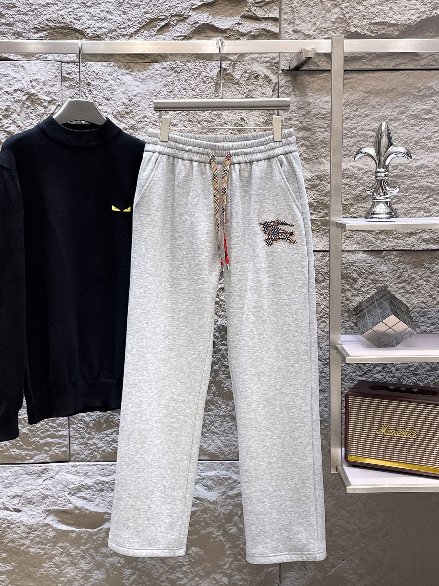 NO:731381,Can be exchanged after the new year. Burberry 2025SS autumn and winter plus velvet. Straight-leg micro-wide version to keep warm without looking bloated. New fashion straight-leg casual pants, made of high-quality pure cotton plus velvet fabrics, warm and comfortable. Seiko dense needle embroidery logo, creating a simple line sense. The version is not picky. Customized hardware accessories are provided. Exquisite craftsmanship, super correct version, excellent upper body effect. Straight-leg micro-wide version!  !  Color Black Gray Size M-3XL!  ,,burberry,burberry,19860909可年后退换 巴宝莉 Burberry 2025SS秋冬加绒 直筒微阔版型保暖不显臃肿 新品时尚直筒休闲裤,臻选优质纯棉加绒面料打造,保暖舒适,精工密针刺绣标识,缔造简约线条感,版型不挑人,客供定制五金辅料,工艺精湛,版型超正,上身效果极佳 直筒微阔版型 ！！ 颜色黑色 灰色 码数M-3XL！,,burberry,burberry,,Men's clothing