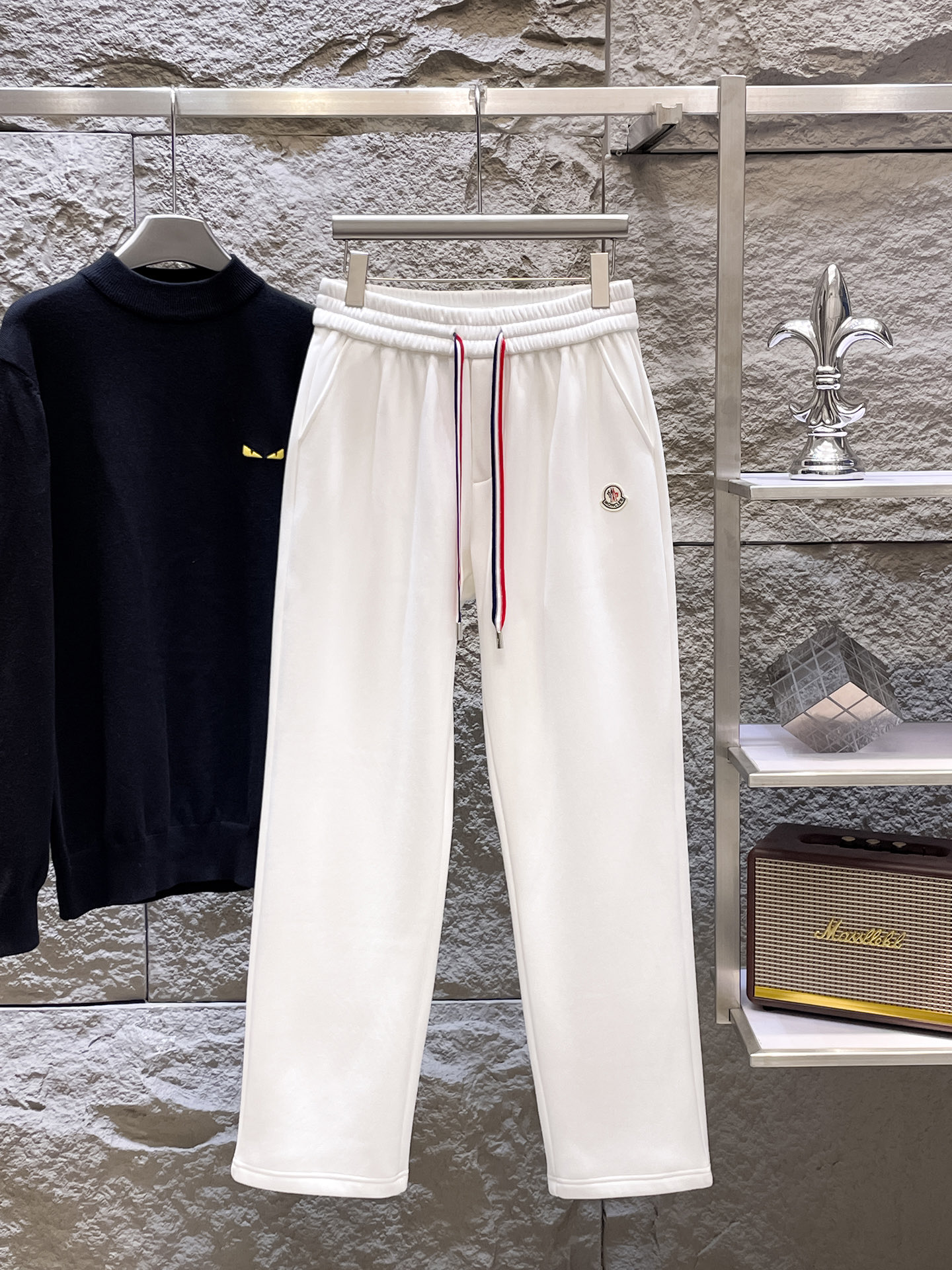 NO:731387,Can be exchanged after the new year. Mouth cover MONCLER 2025SS autumn and winter plus velvet, straight-leg micro-wide version to keep warm and not look bloated. New fashion straight-leg casual pants, made of high-quality pure cotton plus velvet fabrics, warm and comfortable. Seiko dense needle embroidery logo, creating simple lines, not picky. Customized hardware accessories, exquisite craftsmanship, super correct version, excellent upper body effect. Straight-leg micro-wide version!  !  Color Black White Size M-3XL!  ,,Moncler,19860909可年后退换 蒙口 MONCLER 2025SS秋冬加绒 直筒微阔版型保暖不显臃肿 新品时尚直筒休闲裤,臻选优质纯棉加绒面料打造,保暖舒适,精工密针刺绣标识,缔造简约线条感,版型不挑人,客供定制五金辅料,工艺精湛,版型超正,上身效果极佳 直筒微阔版型 ！！ 颜色黑色 白色 码数M-3XL！,,Moncler,,Men's clothing