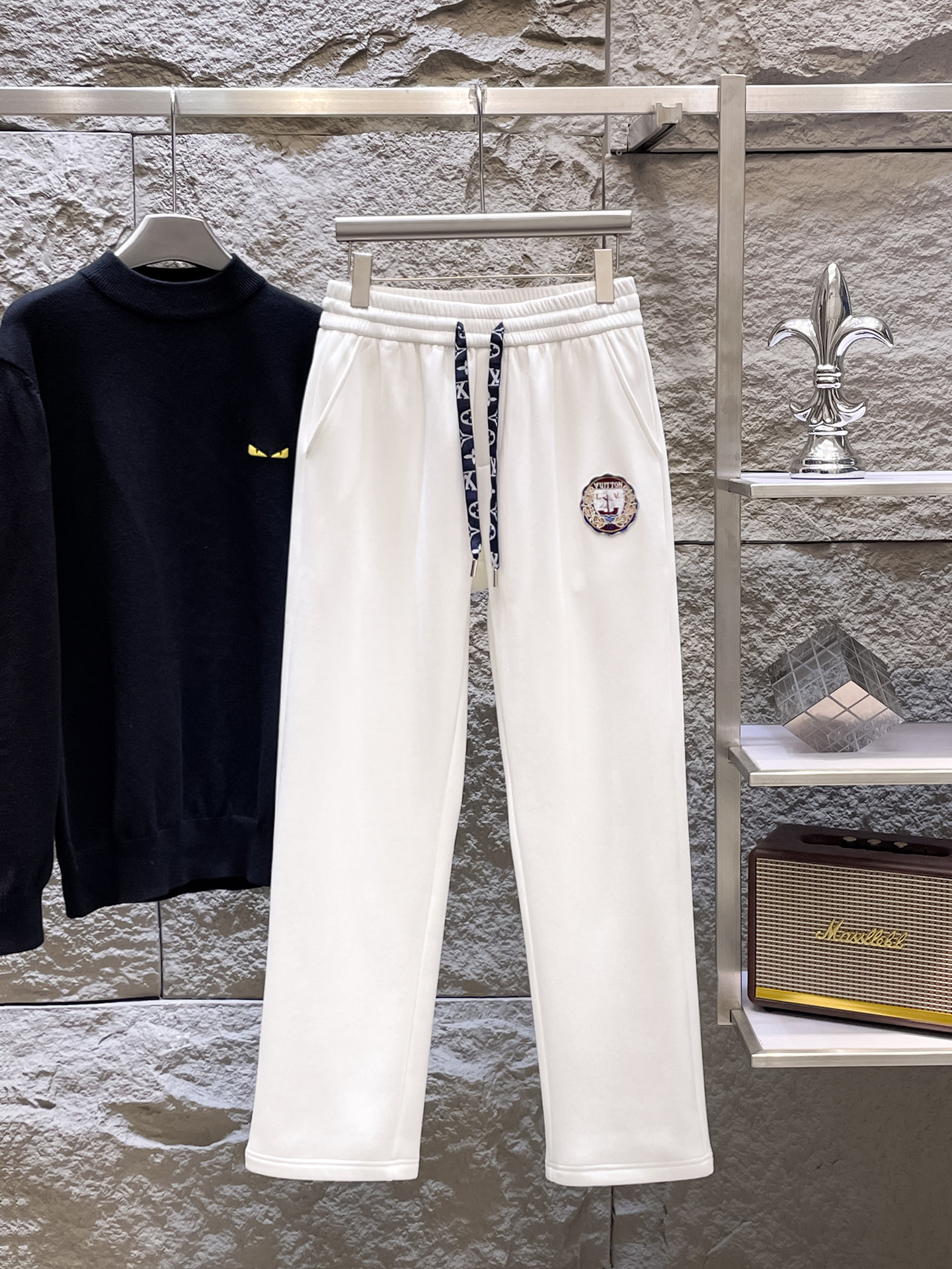 NO:731393,Can be exchanged after the year. LV Louis Vuitton 2025SS autumn and winter plus velvet, straight-leg micro-wide version to keep warm without looking bloated. New fashion straight-leg casual pants, made of high-quality pure cotton plus velvet fabrics, warm and comfortable. Seiko dense needle embroidery logo, creating a sense of simple lines. The version is not picky. Customized hardware accessories are provided. Exquisite craftsmanship, super correct version, excellent upper body effect. Straight-leg micro-wide version!  !  Color Black White Gray Size M-3XL!  ,,louis vuitton,louis vuitton,19860909可年后退换 LV 路易威登2025SS秋冬加绒 直筒微阔版型保暖不显臃肿 新品时尚直筒休闲裤,臻选优质纯棉加绒面料打造,保暖舒适,精工密针刺绣标识,缔造简约线条感,版型不挑人,客供定制五金辅料,工艺精湛,版型超正,上身效果极佳 直筒微阔版型 ！！ 颜色黑色 白色 灰色 码数M-3XL！,,louis vuitton,louis vuitton,,Men's clothing