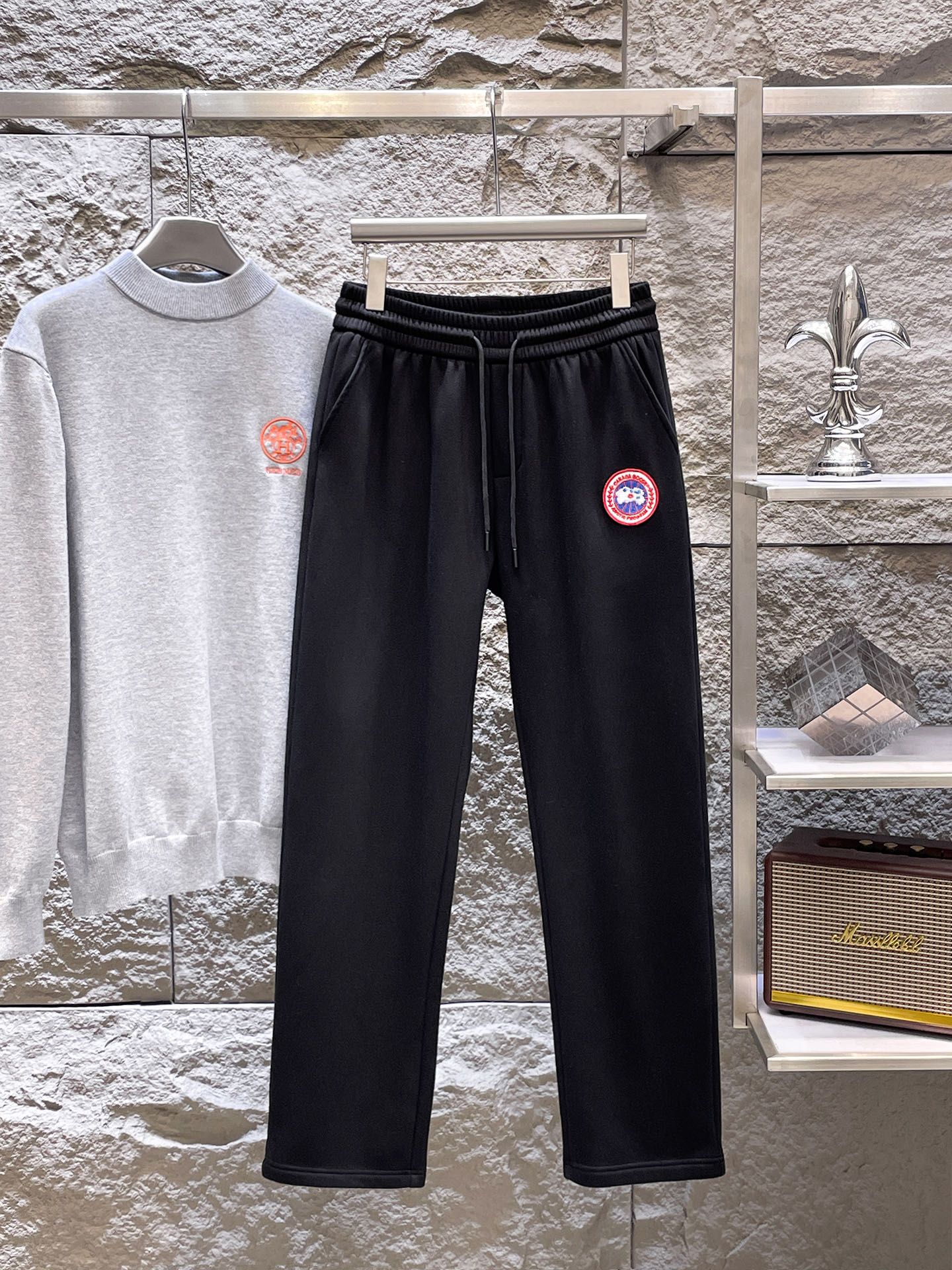 NO:731400,Can be exchanged after the year. Canada 2025SS autumn and winter plus velvet. Straight-leg micro-wide version to keep warm without looking bloated. New fashionable straight-leg casual pants. Made of high-quality pure cotton plus velvet fabrics. Warm and comfortable. Seiko dense needle embroidery logo to create a sense of simple lines. The version is not picky. Customized hardware accessories are provided. Exquisite craftsmanship. Super correct version. Excellent upper body effect. Straight-leg micro-wide version!  !  Color Black Gray Size M-3XL!  ,,19860909可年后退换 加拿大 2025SS秋冬加绒 直筒微阔版型保暖不显臃肿 新品时尚直筒休闲裤,臻选优质纯棉加绒面料打造,保暖舒适,精工密针刺绣标识,缔造简约线条感,版型不挑人,客供定制五金辅料,工艺精湛,版型超正,上身效果极佳 直筒微阔版型 ！！ 颜色黑色 灰色 码数M-3XL！,,,Men's clothing