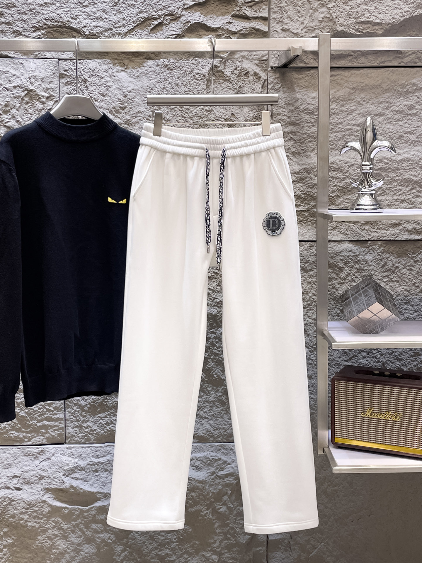 NO:731406,Can be exchanged after the new year. Dior 2025SS autumn and winter plus velvet. Straight-leg micro-wide version to keep warm without looking bloated. New fashion straight-leg casual pants, made of high-quality pure cotton plus velvet fabrics. Warm and comfortable. Seiko dense needle embroidery logo to create a sense of simple lines. The version is not picky. Customized hardware accessories are provided. The workmanship is exquisite. The version is super correct. The upper body effect is excellent. Straight-leg micro-wide version!  !  Color Black White Gray Size M-3XL!  ,,dior,dior,19860909可年后退换 迪奥 Dior 2025SS秋冬加绒 直筒微阔版型保暖不显臃肿 新品时尚直筒休闲裤,臻选优质纯棉加绒面料打造,保暖舒适,精工密针刺绣标识,缔造简约线条感,版型不挑人,客供定制五金辅料,工艺精湛,版型超正,上身效果极佳 直筒微阔版型 ！！ 颜色黑色 白色 灰色 码数M-3XL！,,dior,dior,,Men's clothing