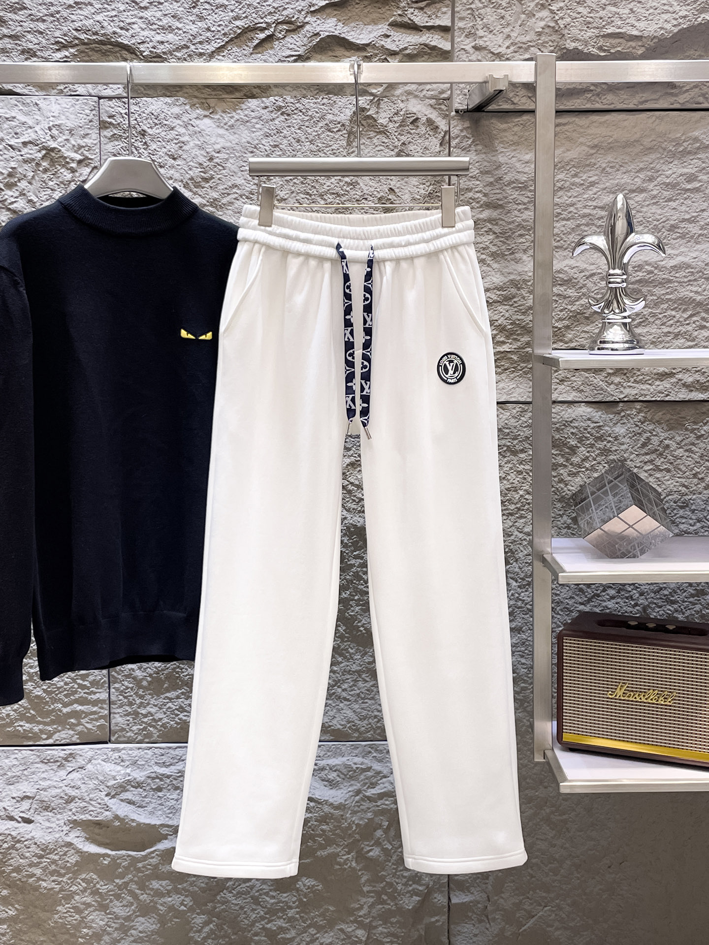 NO:731411,Can be exchanged after the year. LV Louis Vuitton 2025SS autumn and winter plus velvet. Straight-leg micro-wide version to keep warm without looking bloated. New fashionable straight-leg casual pants. Made of high-quality pure cotton plus velvet fabrics. Warm and comfortable. Seiko dense needle embroidery logo creates simple lines. The version is not picky. Customized hardware accessories are provided. Exquisite craftsmanship, super correct version, excellent upper body effect. Straight-leg micro-wide version!  !  Color Black White Size M-3XL!  ,,louis vuitton,louis vuitton,19860909可年后退换 LV 路易威登 2025SS秋冬加绒 直筒微阔版型保暖不显臃肿 新品时尚直筒休闲裤,臻选优质纯棉加绒面料打造,保暖舒适,精工密针刺绣标识,缔造简约线条感,版型不挑人,客供定制五金辅料,工艺精湛,版型超正,上身效果极佳 直筒微阔版型 ！！ 颜色黑色 白色 码数M-3XL！,,louis vuitton,louis vuitton,,Men's clothing