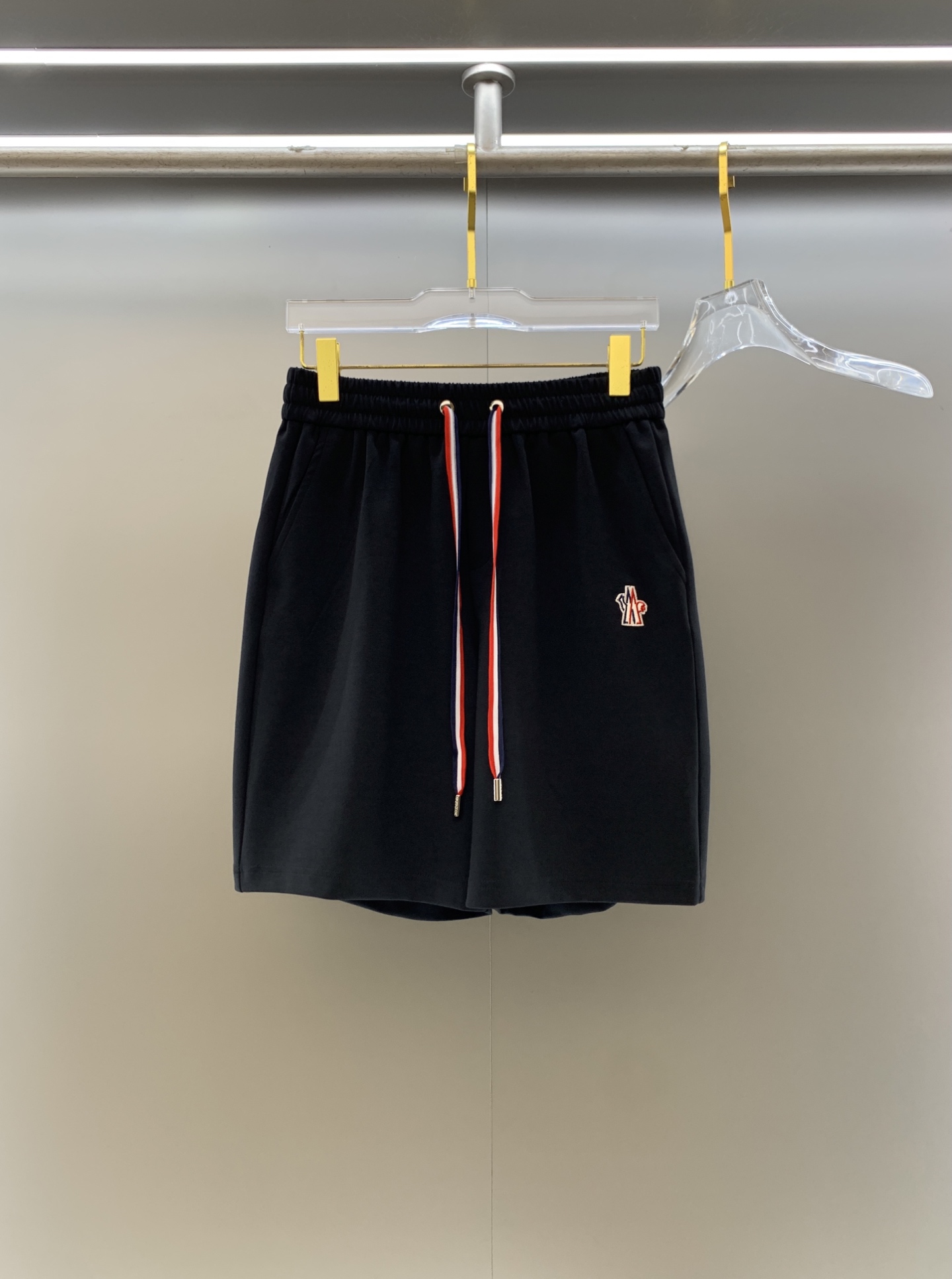 NO:911035,Mengkou 2026 spring and summer new men's casual loose shorts, five-quarter pants, high-end goods, simple, fashionable and generous, customized original imported fabrics, simple and refreshing, high-quality workmanship details, exquisite, simple and generous, versatile style, elegant and handsome upper body, brand new sense of sight!  The appearance is incomparable, the details are in place, and the upper body is not picky!  Size M-3xL,,Moncler,shorts,19860909蒙口 2026春夏新款男士休闲宽松短裤 五分裤 高端货简洁时尚大方定制原版进口面料简洁利落又清爽品质做工细节精美简约大方百搭款 上身优雅帅气,焕然一新的即视感！品相无敌,细节都很到位,上身不挑人！ 码数M-3xL,,Moncler,shorts,,Men's clothing