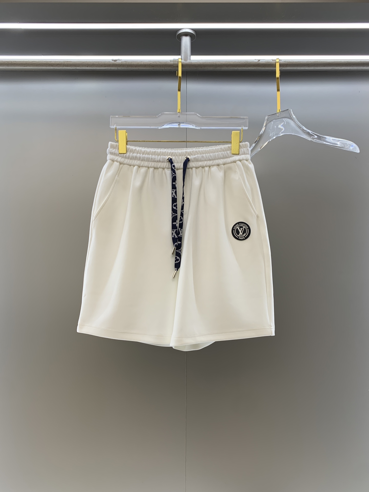 NO:911040,LV 2026 spring and summer new men's casual loose shorts, three-quarter pants, high-end goods, simple, fashionable and generous, customized original imported fabrics, simple and refreshing, high-quality workmanship details, exquisite, simple and generous, versatile style, elegant and handsome upper body, brand new sense of sight!  The appearance is incomparable, the details are in place, and the upper body is not picky!  Size M-3xL,,louis vuitton,shorts,19860909LV 2026春夏新款男士休闲宽松短裤 五分裤 高端货简洁时尚大方定制原版进口面料简洁利落又清爽品质做工细节精美简约大方百搭款 上身优雅帅气,焕然一新的即视感！品相无敌,细节都很到位,上身不挑人！ 码数M-3xL,,louis vuitton,shorts,,Men's clothing