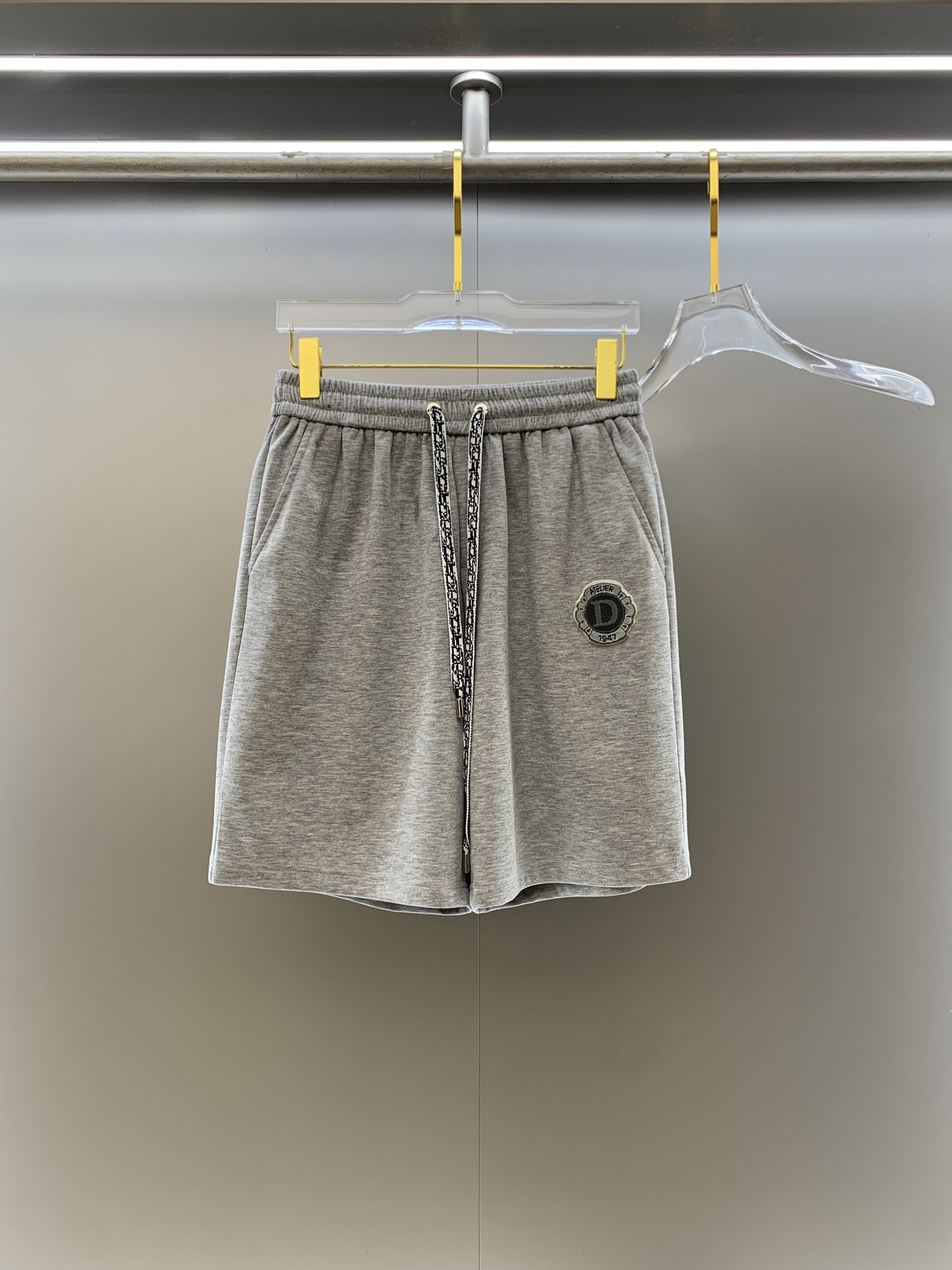 NO:911045,Dior's 2026 spring and summer new men's casual loose shorts, three-quarter pants, high-end goods, simple, fashionable and generous, customized original imported fabrics, simple and refreshing, high-quality workmanship details, exquisite, simple and generous, versatile style, elegant and handsome upper body, brand new sense of sight!  The appearance is incomparable, the details are in place, and the upper body is not picky!  Size M-3xL,,dior,shorts,19860909迪奥 2026春夏新款男士休闲宽松短裤 五分裤 高端货简洁时尚大方定制原版进口面料简洁利落又清爽品质做工细节精美简约大方百搭款 上身优雅帅气,焕然一新的即视感！品相无敌,细节都很到位,上身不挑人！ 码数M-3xL,,dior,shorts,,Men's clothing