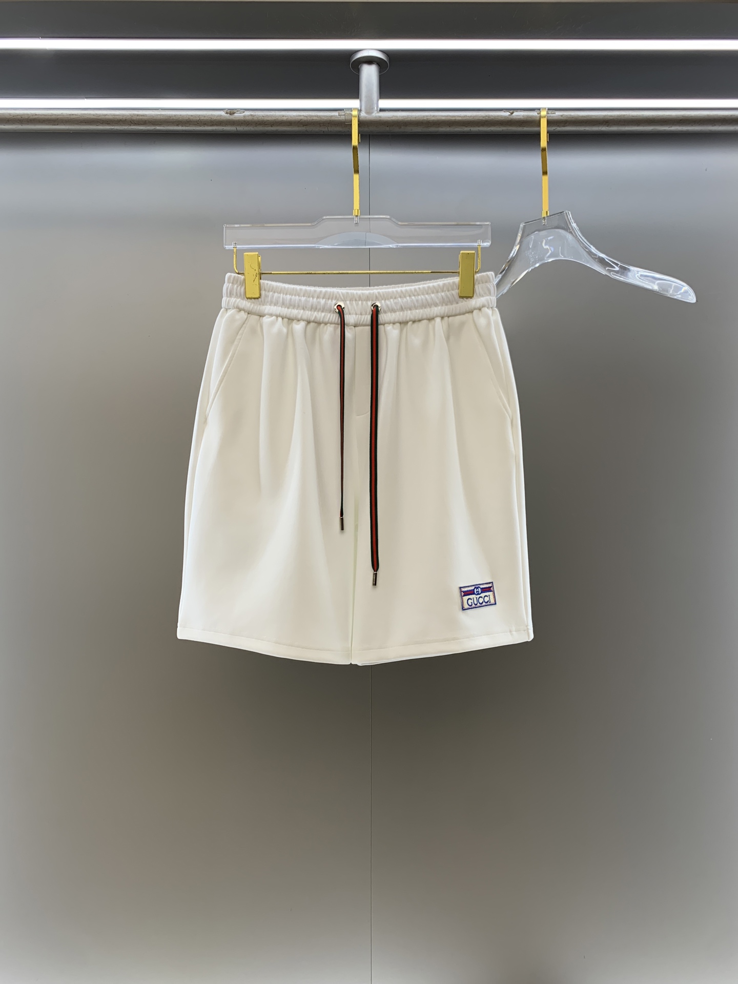 NO:911050,Gucci 2026 spring and summer new men's casual loose shorts, five-quarter pants, high-end goods, simple, fashionable and generous, customized original imported fabrics, simple and refreshing, high-quality workmanship details, exquisite, simple and generous, versatile style, elegant and handsome upper body, brand new sense of sight!  The appearance is incomparable, the details are in place, and the upper body is not picky!  Code number M-3xL,,shorts,19860909古奇 2026春夏新款男士休闲宽松短裤 五分裤 高端货简洁时尚大方定制原版进口面料简洁利落又清爽品质做工细节精美简约大方百搭款 上身优雅帅气,焕然一新的即视感！品相无敌,细节都很到位,上身不挑人！ 码数M-3xL,,shorts,,Men's clothing