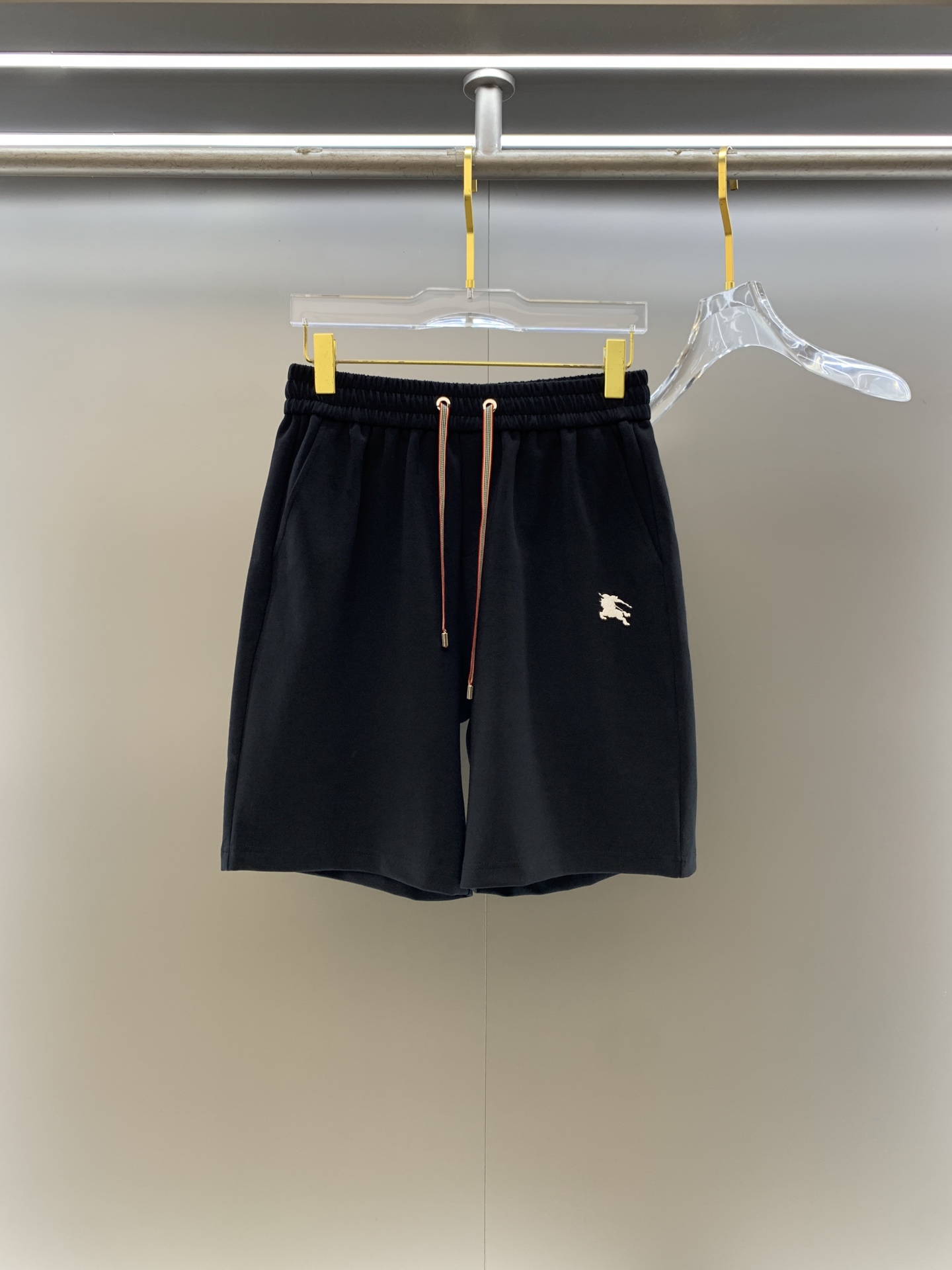 NO:911055,Burberry 2026 spring and summer new men's casual loose shorts, three-quarter pants, high-end goods, simple, fashionable and generous, customized original imported fabrics, simple and refreshing, high-quality workmanship details, exquisite, simple and generous, versatile style, elegant and handsome upper body, brand new sense of sight!  The appearance is incomparable, the details are in place, and the upper body is not picky!  Size M-3xL,,burberry,shorts,19860909巴宝莉 2026春夏新款男士休闲宽松短裤 五分裤 高端货简洁时尚大方定制原版进口面料简洁利落又清爽品质做工细节精美简约大方百搭款 上身优雅帅气,焕然一新的即视感！品相无敌,细节都很到位,上身不挑人！ 码数M-3xL,,burberry,shorts,,Men's clothing