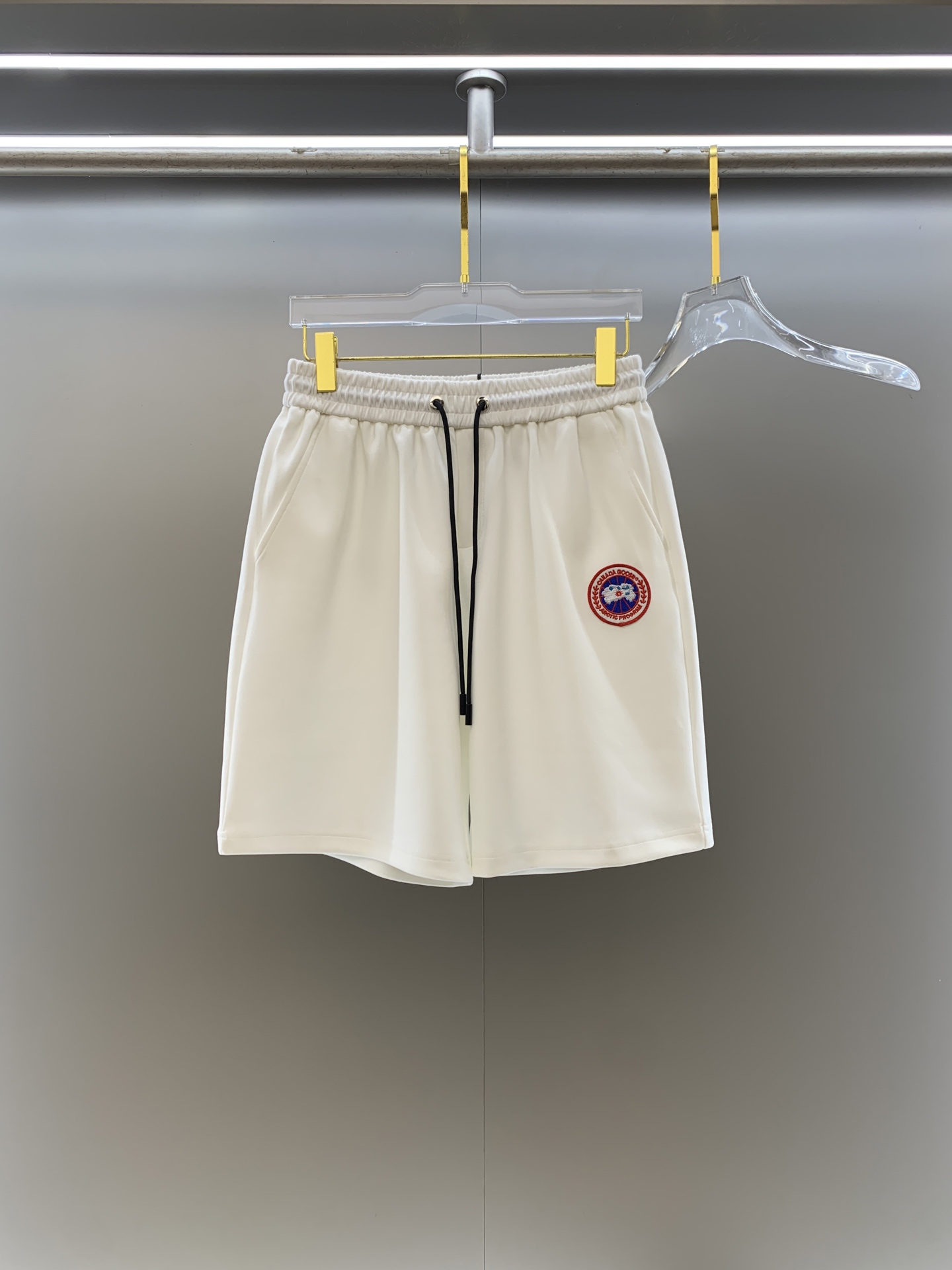 NO:911015,Canada's 2026 spring and summer new men's casual loose shorts, three-quarter pants, high-end goods, simple, fashionable and generous, customized original imported fabrics, simple and refreshing, high-quality workmanship details, exquisite, simple and generous, versatile style, elegant and handsome upper body, brand new sense of sight!  The appearance is incomparable, the details are in place, and the upper body is not picky!  Code number M-3xL,,shorts,19860909加拿大 2026春夏新款男士休闲宽松短裤 五分裤 高端货简洁时尚大方定制原版进口面料简洁利落又清爽品质做工细节精美简约大方百搭款 上身优雅帅气,焕然一新的即视感！品相无敌,细节都很到位,上身不挑人！ 码数M-3xL,,shorts,,Men's clothing