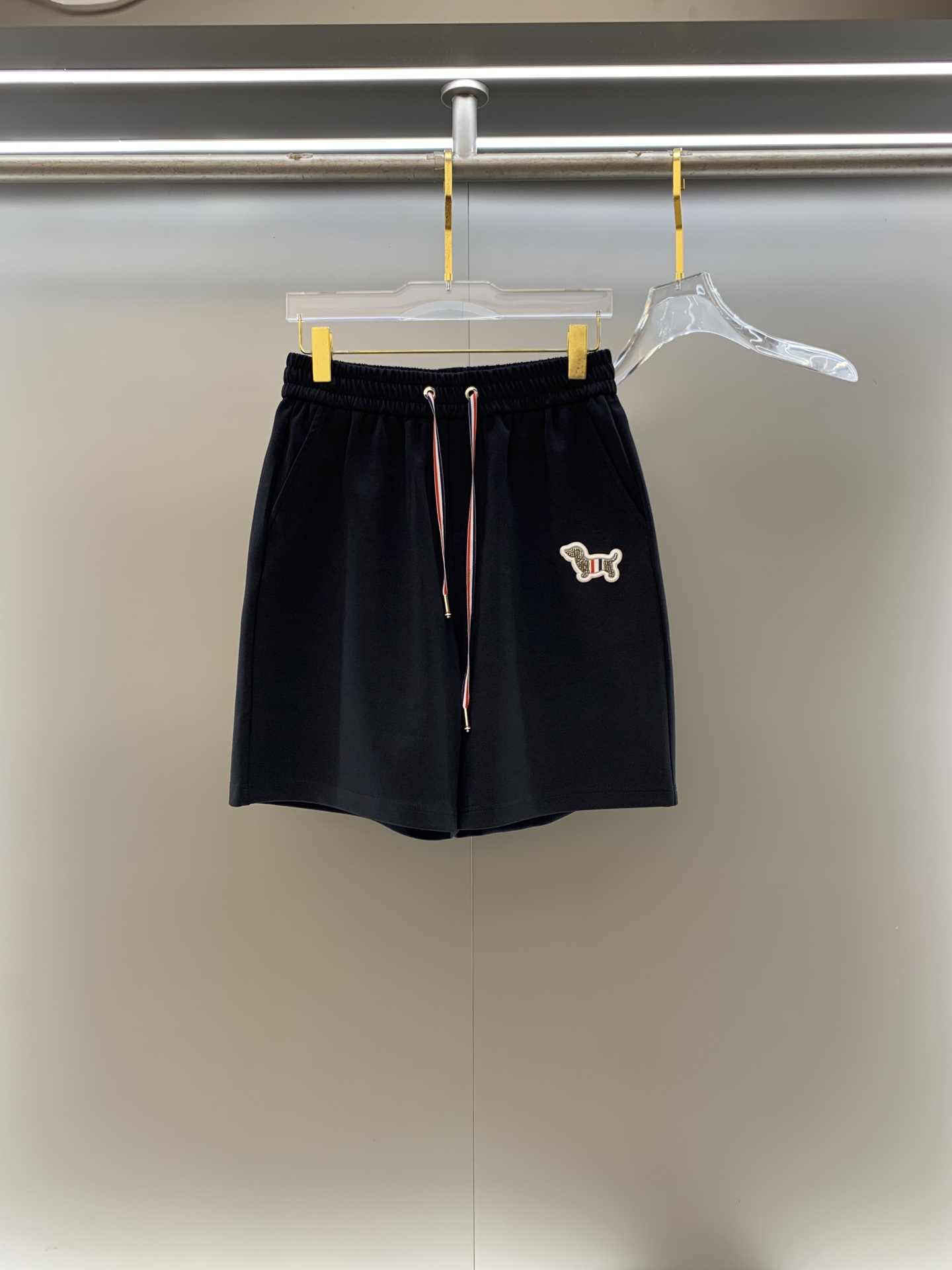 NO:911019,TB Tom Brown 2026 spring and summer new men's casual loose shorts, three-quarter pants, high-end goods, simple, fashionable and generous, customized original imported fabrics, simple and refreshing, high-quality workmanship details, exquisite, simple and generous, versatile style, elegant and handsome upper body, brand new sense of sight!  The appearance is incomparable, the details are in place, and the upper body is not picky!  Size M-3xL,,thom browne,shorts,19860909TB 汤姆布朗 2026春夏新款男士休闲宽松短裤 五分裤 高端货简洁时尚大方定制原版进口面料简洁利落又清爽品质做工细节精美简约大方百搭款 上身优雅帅气,焕然一新的即视感！品相无敌,细节都很到位,上身不挑人！ 码数M-3xL,,thom browne,shorts,,Men's clothing