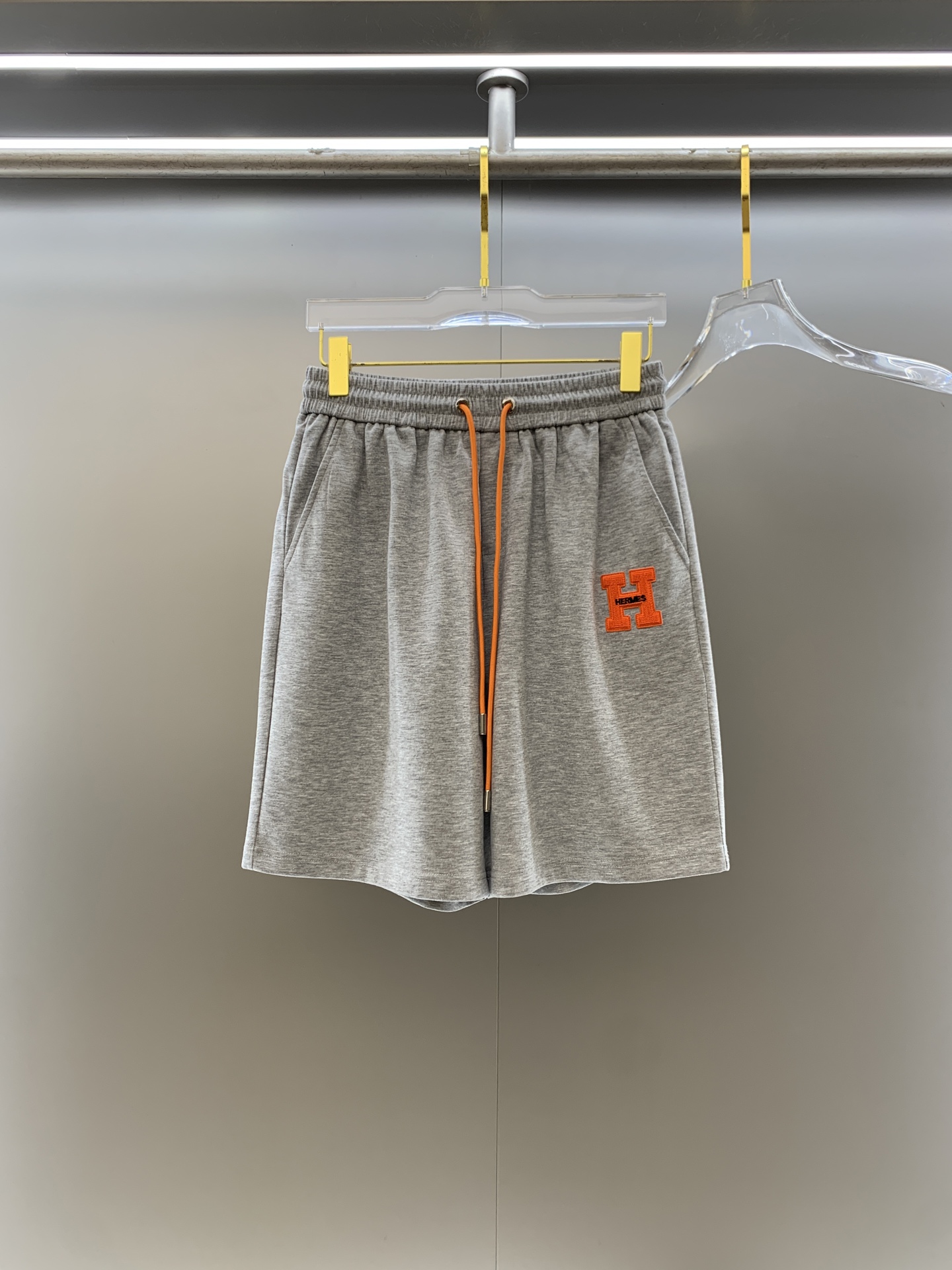 NO:910988,Hermès 2026 spring and summer new men's casual loose shorts, three-quarter pants, high-end goods, simple, fashionable and generous, customized original imported fabrics, simple and refreshing, high-quality workmanship details, exquisite, simple and generous, versatile style, elegant and handsome upper body, brand new sense of sight!  The appearance is incomparable, the details are in place, and the upper body is not picky!  Size M-3xL,,hermes,shorts,19860909爱马仕 2026春夏新款男士休闲宽松短裤 五分裤 高端货简洁时尚大方定制原版进口面料简洁利落又清爽品质做工细节精美简约大方百搭款 上身优雅帅气,焕然一新的即视感！品相无敌,细节都很到位,上身不挑人！ 码数M-3xL,,hermes,shorts,,Men's clothing