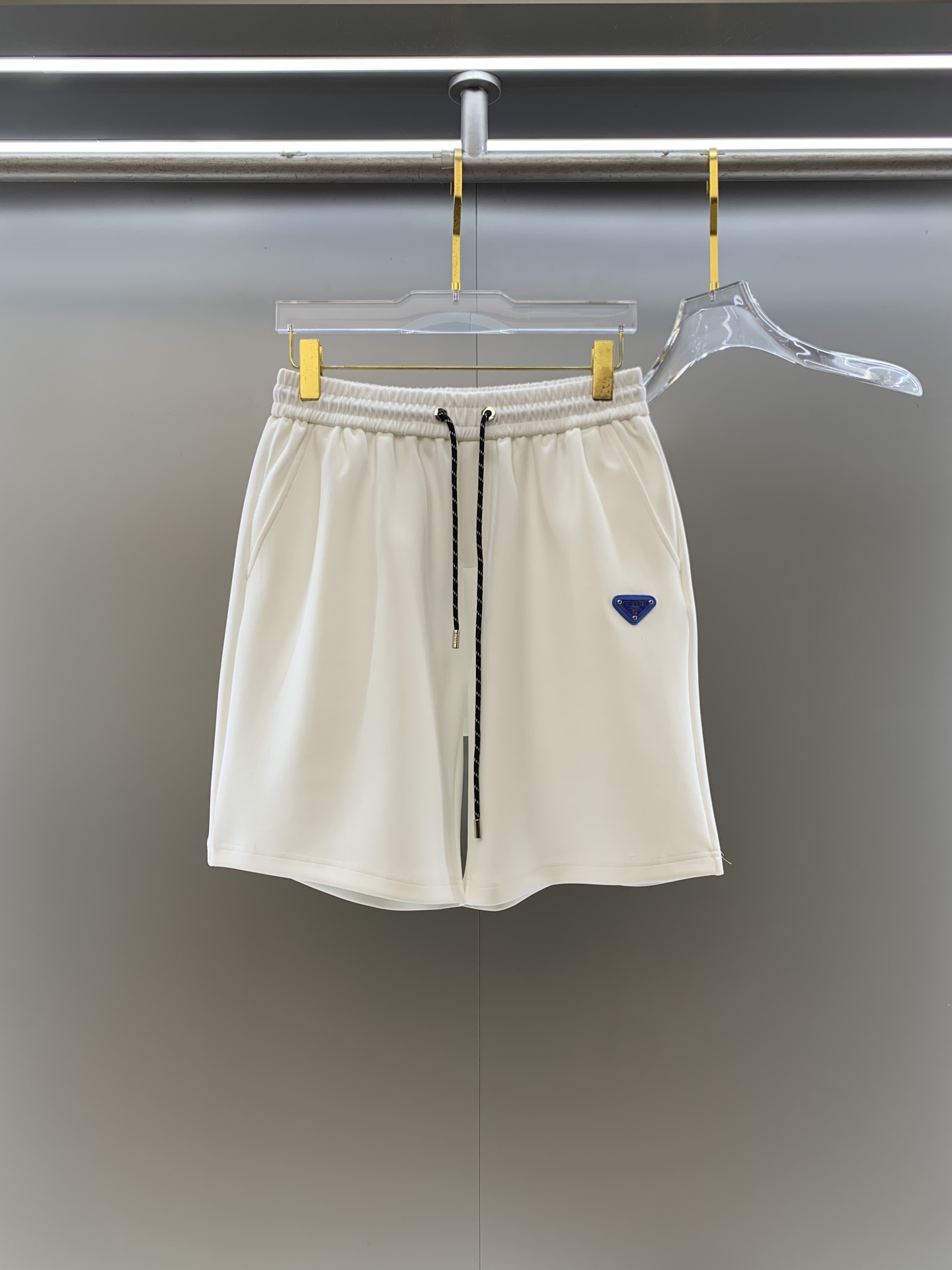 NO:911023,Prada 2026 spring and summer new men's casual loose shorts, three-quarter pants, high-end goods, simple, fashionable and generous, customized original imported fabrics, simple and refreshing, high-quality workmanship details, exquisite, simple and generous, versatile style, elegant and handsome upper body, brand new sense of sight!  The appearance is incomparable, the details are in place, and the upper body is not picky!  Size M-3xL,,prada,shorts,19860909普拉达 2026春夏新款男士休闲宽松短裤 五分裤 高端货简洁时尚大方定制原版进口面料简洁利落又清爽品质做工细节精美简约大方百搭款 上身优雅帅气,焕然一新的即视感！品相无敌,细节都很到位,上身不挑人！ 码数M-3xL,,prada,shorts,,Men's clothing