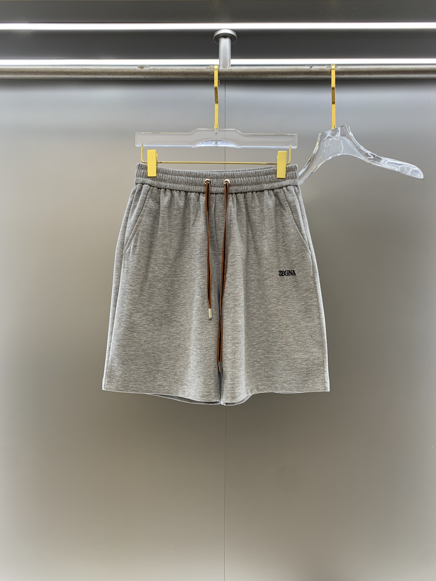 NO:911026,Ermenegildo Zegna's 2026 spring and summer new men's casual loose shorts, five-quarter pants, high-end goods, simple, fashionable and generous, customized original imported fabrics, simple and refreshing, high-quality workmanship details, exquisite, simple and generous, versatile style, elegant and handsome upper body, brand new sense of sight!  The appearance is incomparable, the details are in place, and the upper body is not picky!  Size M-3xL,,zegna,shorts,19860909杰尼亚 2026春夏新款男士休闲宽松短裤 五分裤 高端货简洁时尚大方定制原版进口面料简洁利落又清爽品质做工细节精美简约大方百搭款 上身优雅帅气,焕然一新的即视感！品相无敌,细节都很到位,上身不挑人！ 码数M-3xL,,zegna,shorts,,Men's clothing