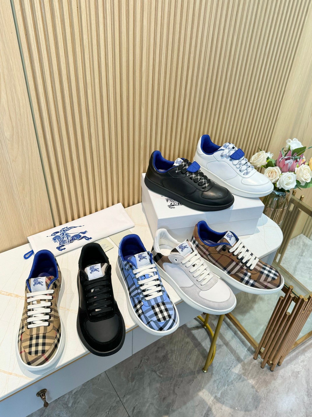 NO:261351,Couple style, men's style, women's style!  The popular model has been released, after three years of classic plaid return, versatile, decorative worsted Burberry plaid pattern. Paired with mesh lining and plaid shoelaces, the rubber sole is decorated with a collection of Burberry letter logo. From the Burberry classic series, interprets the essential styles of the wardrobe in a distinctive brand style. Fabric classic cotton   silk cowhide lining original lining, silk cow lining footbed, outsole TPU color black size 35-45 (, 35, 45 customized), casual shoes/sports shoes, burberry, sneakers, cowhide19860909情侣款,男款,女款元！爆款出炉,历经三年经典格子回归,百搭,装饰精纺 Burberry 格纹图案.搭配网眼内衬和格纹鞋带,橡胶鞋底饰有典藏 Burberry 字母徽标.来自 Burberry 经典之作系列,以鲜明品牌风格诠释衣橱必备款式.  面料经典棉 丝绸牛皮  里布原板内里,丝绸牛里垫脚  大底TPU  颜色黑色  码数男女款35-45（,35,45定制）,休闲鞋/运动鞋,burberry,sneakers,cowhide,Women's Shoes