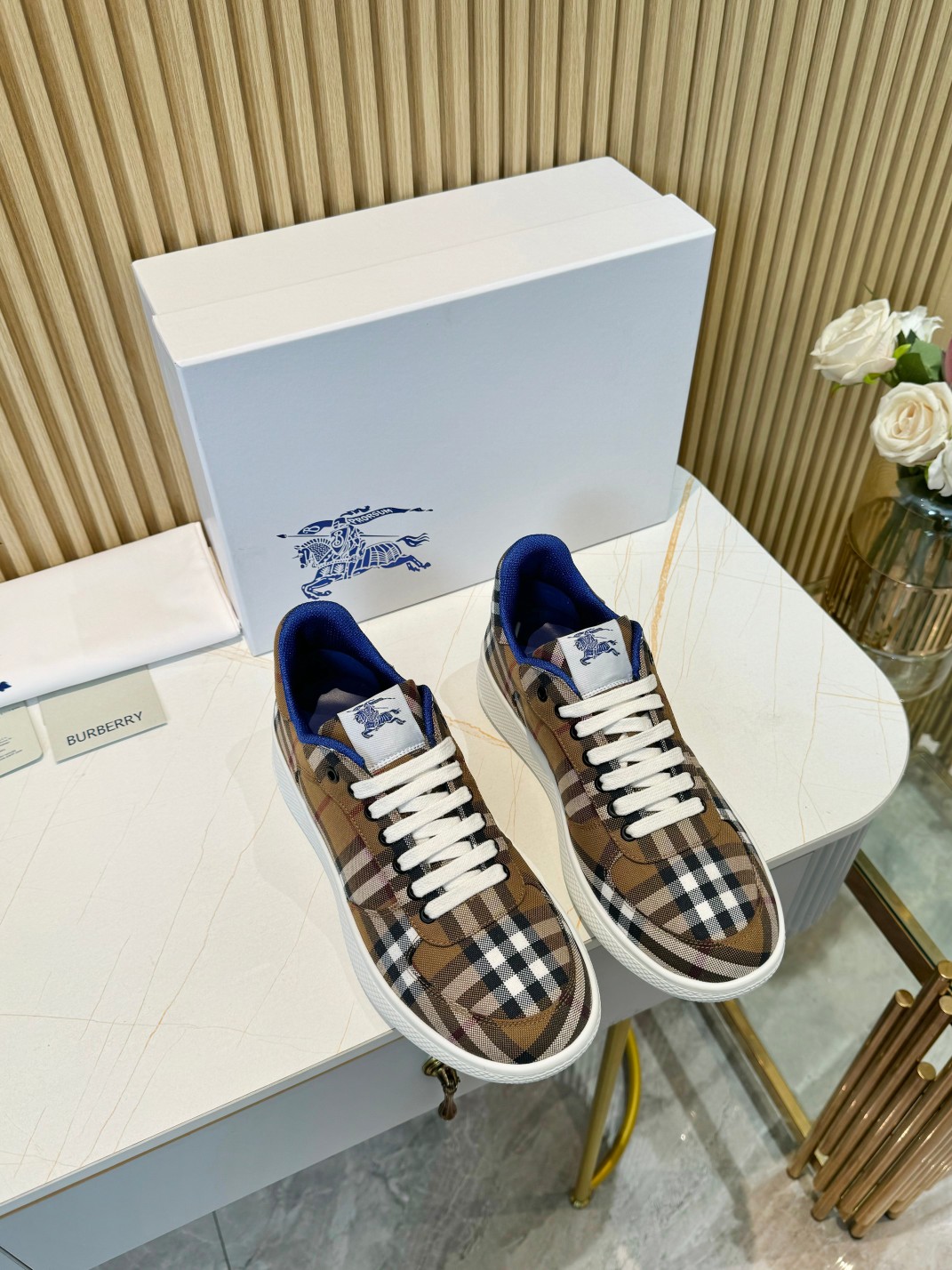 NO:261344,Couple style, men's style, women's style!  Burberry's popular style has been released, and after three years of classic plaid return, it is versatile, decorative worsted Burberry plaid pattern. It is matched with mesh lining and plaid shoelaces, and the rubber sole is decorated with a collection of Burberry letter logo. From the Burberry classic series, it interprets the essential styles of the wardrobe in a distinctive brand style. Fabric classic cotton   silk cowhide lining original lining, silk cow lining footbed, outsole TPU color brown, size 35-45 for men and women (35, 45 customized), casual shoes/sports shoes, burberry, sneakers, cowhide19860909情侣款,男款,女款元！ Burberry爆款出炉,历经三年经典格子回归,百搭,装饰精纺 Burberry 格纹图案.搭配网眼内衬和格纹鞋带,橡胶鞋底饰有典藏 Burberry 字母徽标.来自 Burberry 经典之作系列,以鲜明品牌风格诠释衣橱必备款式.  面料经典棉 丝绸牛皮  里布原板内里,丝绸牛里垫脚  大底TPU  颜色咖啡色  码数男女款35-45（35,45定制）,休闲鞋/运动鞋,burberry,sneakers,cowhide,Women's Shoes