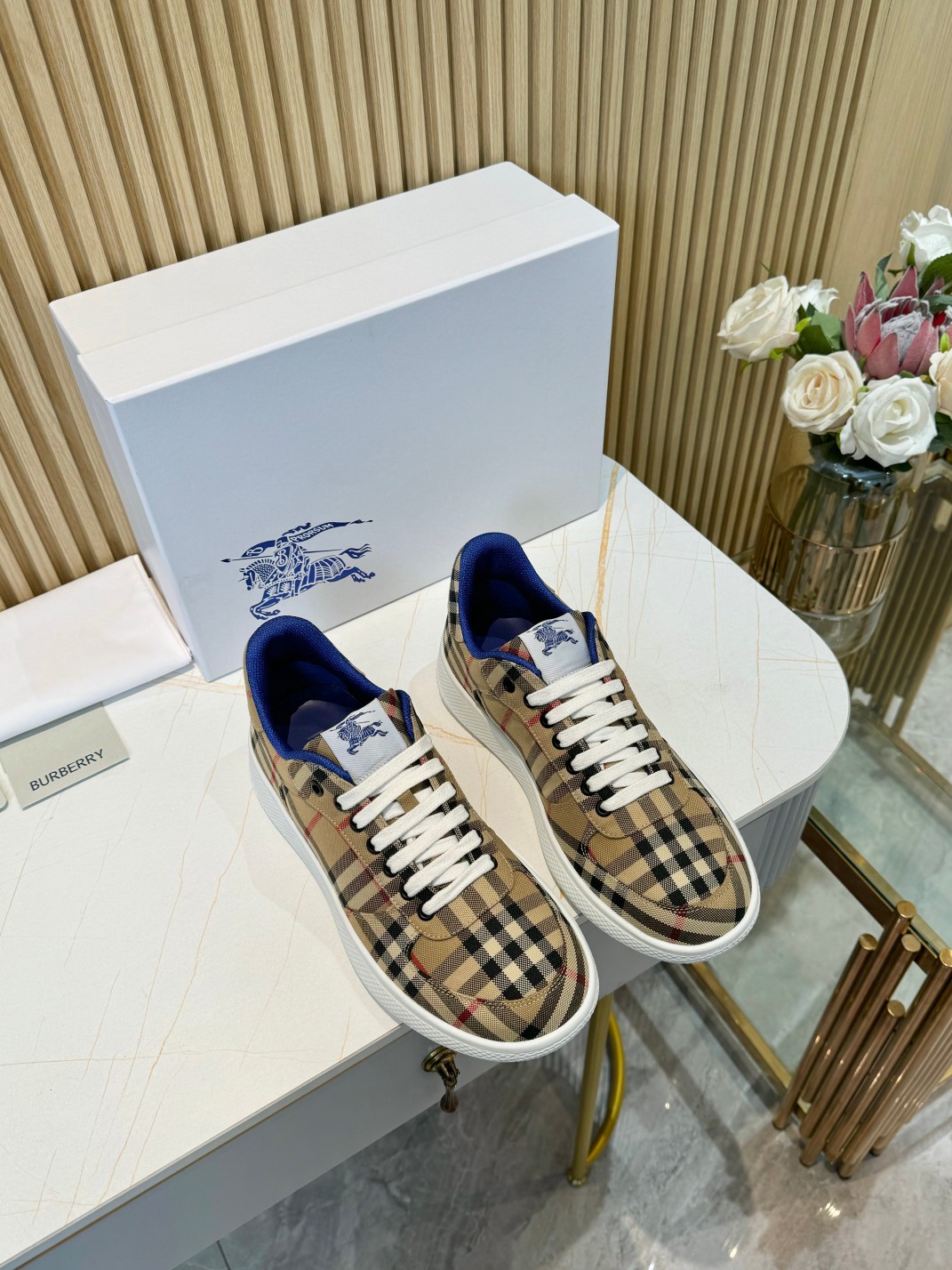 NO:261353,Men's style, women's style yuan!  Burberry's popular style has been released, and after three years of classic plaid return, it is versatile, decorative worsted Burberry plaid pattern. It is matched with mesh lining and plaid shoelaces, and the rubber sole is decorated with a collection of Burberry letter logo. From the Burberry classic series, it interprets the essential styles of the wardrobe in a distinctive brand style. Fabric classic cotton   silk cowhide lining original lining, silk cow lining footbed, outsole TPU color rice apricot color, size 39-45 (45 customized), casual shoes/sports shoes, burberry, sneakers, cowhide19860909男款,女款元！ Burberry爆款出炉,历经三年经典格子回归,百搭,装饰精纺 Burberry 格纹图案.搭配网眼内衬和格纹鞋带,橡胶鞋底饰有典藏 Burberry 字母徽标.来自 Burberry 经典之作系列,以鲜明品牌风格诠释衣橱必备款式.  面料经典棉 丝绸牛皮  里布原板内里,丝绸牛里垫脚  大底TPU  颜色米杏色  码数男款39-45（45定制）,休闲鞋/运动鞋,burberry,sneakers,cowhide,Women's Shoes