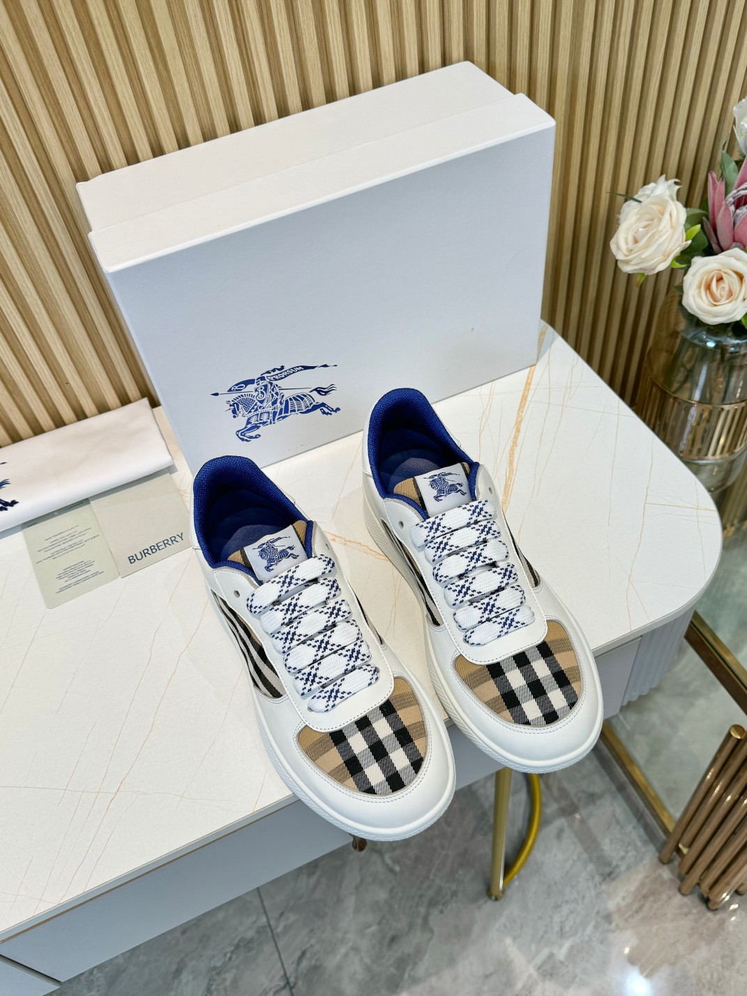 NO:261355,Men's style, women's style yuan!  Burberry's popular style has been released, and after three years of classic plaid return, versatile, decorative worsted Burberry pattern. Paired with mesh lining and plaid shoelaces, the rubber sole is decorated with a collection of Burberry letter logo. From the Burberry classic series, it interprets the essential styles of the wardrobe in a distinctive brand style. Fabric classic cotton   silk cowhide lining original lining, silk cow lining footbed, outsole TPU color white size 35-45 (35, 45 customized), casual shoes/sports shoes, burberry, sneakers, cowhide19860909男款,女款元！ Burberry爆款出炉,历经三年经典格子回归,百搭,装饰精纺 Burberry 格纹图案.搭配网眼内衬和格纹鞋带,橡胶鞋底饰有典藏 Burberry 字母徽标.来自 Burberry 经典之作系列,以鲜明品牌风格诠释衣橱必备款式.  面料经典棉 丝绸牛皮  里布原板内里,丝绸牛里垫脚  大底TPU  颜色白色  码数男女款35-45（35,45定制）,休闲鞋/运动鞋,burberry,sneakers,cowhide,Women's Shoes