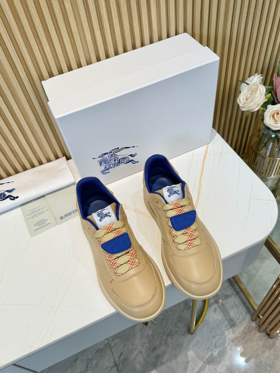 NO:261357,Men's style, women's style yuan!  Burberry's popular style has been released, and after three years of classic plaid return, it is versatile, decorative worsted Burberry plaid pattern. It is matched with mesh lining and plaid shoelaces, and the rubber sole is decorated with a collection of Burberry letter logos. From the Burberry classic series, it interprets the essential styles of the wardrobe in a distinctive brand style. Fabric classic cotton   silk cowhide lining original lining, silk cow lining footbed, outsole TPU color apricot color size 35-45 (35, 45 customized), casual shoes/sports shoes, burberry, sneakers, cowhide19860909男款,女款元！ Burberry爆款出炉,历经三年经典格子回归,百搭,装饰精纺 Burberry 格纹图案.搭配网眼内衬和格纹鞋带,橡胶鞋底饰有典藏 Burberry 字母徽标.来自 Burberry 经典之作系列,以鲜明品牌风格诠释衣橱必备款式.  面料经典棉 丝绸牛皮  里布原板内里,丝绸牛里垫脚  大底TPU  颜色杏色  码数男女款35-45（35,45定制）,休闲鞋/运动鞋,burberry,sneakers,cowhide,Women's Shoes