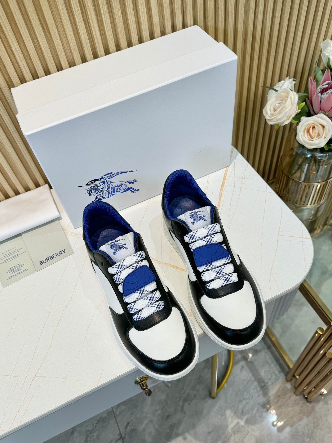 NO:261359,Men's style, women's style yuan!  Burberry's popular style has been released, and after three years of classic plaid return, it is versatile, decorative worsted Burberry plaid pattern. It is matched with mesh lining and plaid shoelaces, and the rubber sole is decorated with a collection of Burberry letter logo. From the Burberry classic series, it interprets the essential styles of the wardrobe in a distinctive brand style. Fabric classic cotton   silk cowhide lining original lining, silk cow lining footbed, outsole TPU color black/white size 35-45 (35,45 customized), casual shoes/sports shoes, burberry, sneakers, cowhide19860909男款,女款元！ Burberry爆款出炉,历经三年经典格子回归,百搭,装饰精纺 Burberry 格纹图案.搭配网眼内衬和格纹鞋带,橡胶鞋底饰有典藏 Burberry 字母徽标.来自 Burberry 经典之作系列,以鲜明品牌风格诠释衣橱必备款式.  面料经典棉 丝绸牛皮  里布原板内里,丝绸牛里垫脚  大底TPU  颜色黑/白色  码数男女款35-45（35,45定制）,休闲鞋/运动鞋,burberry,sneakers,cowhide,Women's Shoes