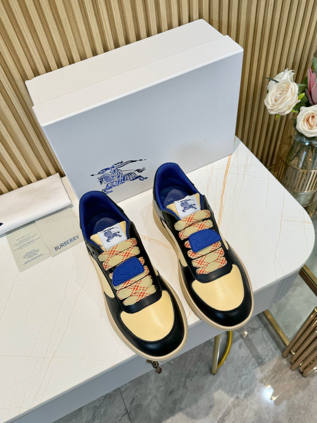 NO:261361,Men's style, women's style yuan!  Burberry's popular style has been released, and after three years of classic plaid return, versatile, decorative worsted Burberry plaid pattern. Paired with mesh lining and plaid shoelaces, the rubber sole is decorated with a collection of Burberry letter logo. From the Burberry classic series, interpreting the essential styles of the wardrobe in a distinctive brand style. Fabric classic cotton   silk cowhide lining original lining, silk cow lining footbed, outsole TPU color black/accent color size 35-45 (35,45 customized), casual shoes/sports shoes, burberry, sneakers, cowhide19860909男款,女款元！ Burberry爆款出炉,历经三年经典格子回归,百搭,装饰精纺 Burberry 格纹图案.搭配网眼内衬和格纹鞋带,橡胶鞋底饰有典藏 Burberry 字母徽标.来自 Burberry 经典之作系列,以鲜明品牌风格诠释衣橱必备款式.  面料经典棉 丝绸牛皮  里布原板内里,丝绸牛里垫脚  大底TPU  颜色黑/杏色  码数男女款35-45（35,45定制）,休闲鞋/运动鞋,burberry,sneakers,cowhide,Women's Shoes