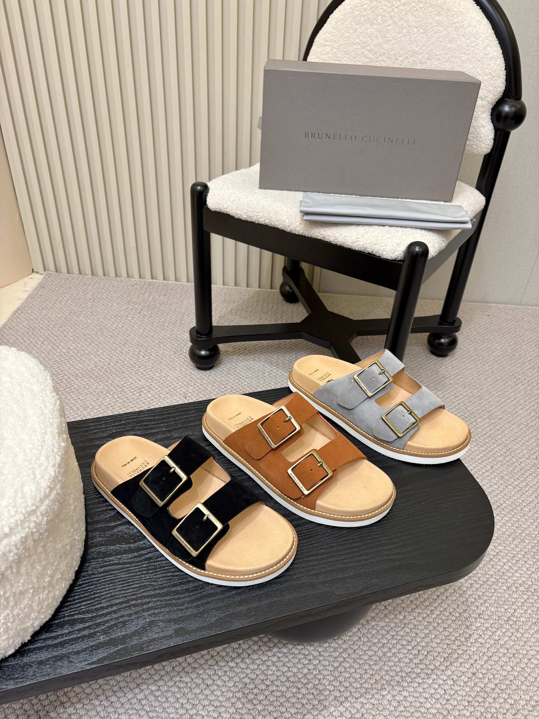 NO:231499,Yuan!  Brunello Cucinelli, 2025ss new slippers shipped in bronze color logo double-breasted sandals, retro, simple and fashionable. When worn on any outfit, it can easily improve the overall look, and every step is casual and free, original drawer packaging, exquisite and atmospheric!  Fabric reverse fur inner cashmere outsole ultra-light rubber foam color black/brown/gray, three colors available Size 39-46 (39,46 customized), slippers, brunello cucinelli, slippers19860909元！Brunello Cucinelli,2025ss新款拖鞋出货古铜 色Logo双排扣凉拖,复古简约又不失时尚感,搭在任何穿搭上,都能轻松提升整体造型的精致度,每一步都走出随性自在 ,原版抽屉式包装,精致而大气i！ 面料反毛皮 内里羊绒 大底超轻橡胶发泡 颜色黑/棕/灰,三色可选 码数男款39-46(39,46定制),拖鞋,brunello cucinelli,slippers,Women's Shoes