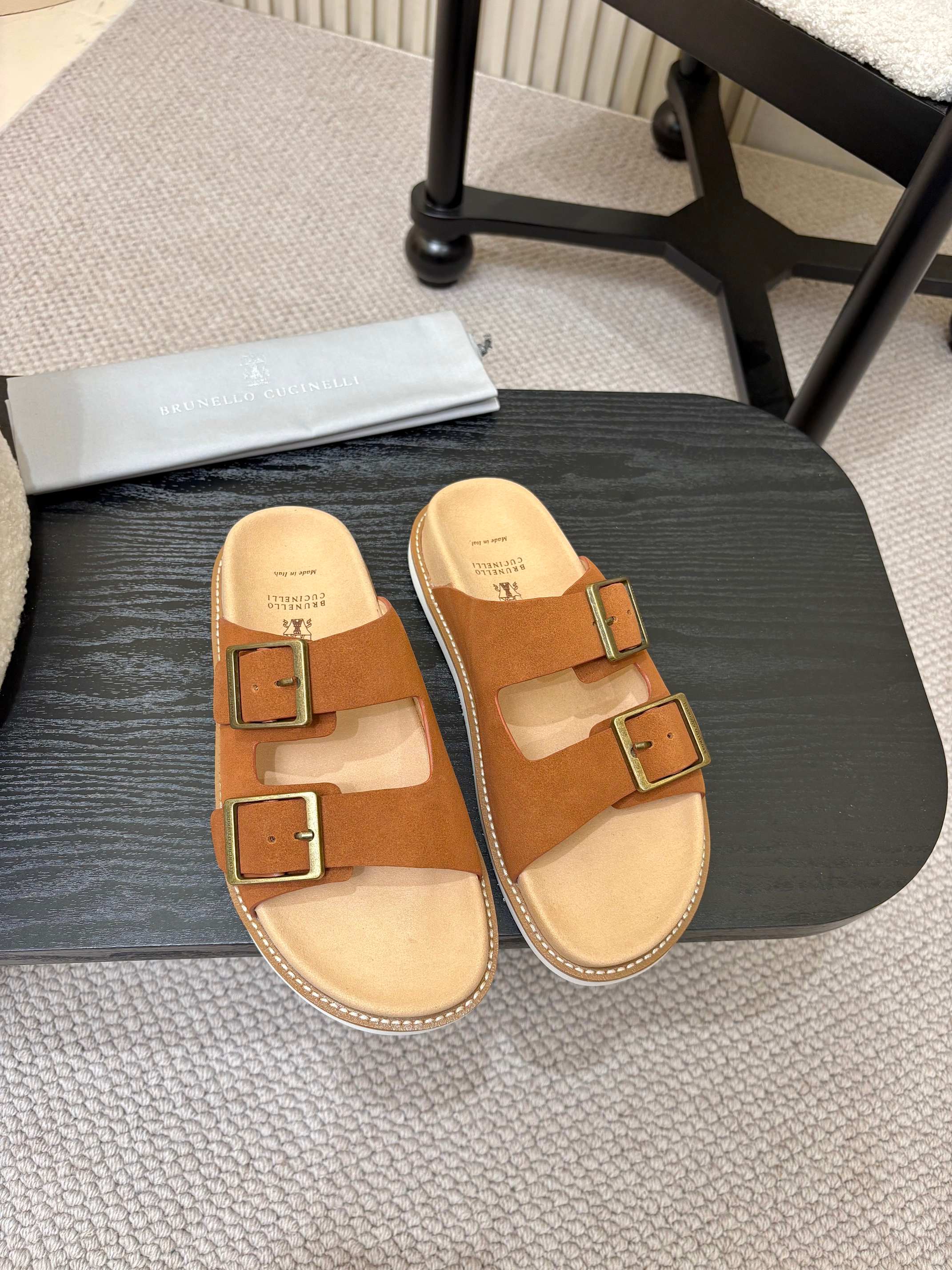 NO:231137,Brunello Cucinelli, 2025ss new slippers shipped in bronze color logo double-breasted sandals, retro, simple and fashionable. When worn on any outfit, it can easily improve the overall look, and every step is casual and free, original drawer packaging, exquisite and atmospheric!  Fabric reverse fur inner cashmere outsole ultra-light rubber foam color black/brown/gray, three colors available Size 39-46 (39,46 customized), slippers, brunello cucinelli, slippers19860909Brunello Cucinelli,2025ss新款拖鞋出货古铜 色Logo双排扣凉拖,复古简约又不失时尚感,搭在任何穿搭上,都能轻松提升整体造型的精致度,每一步都走出随性自在 ,原版抽屉式包装,精致而大气i！ 面料反毛皮 内里羊绒 大底超轻橡胶发泡 颜色黑/棕/灰,三色可选 码数男款39-46(39,46定制),拖鞋,brunello cucinelli,slippers,Women's Shoes