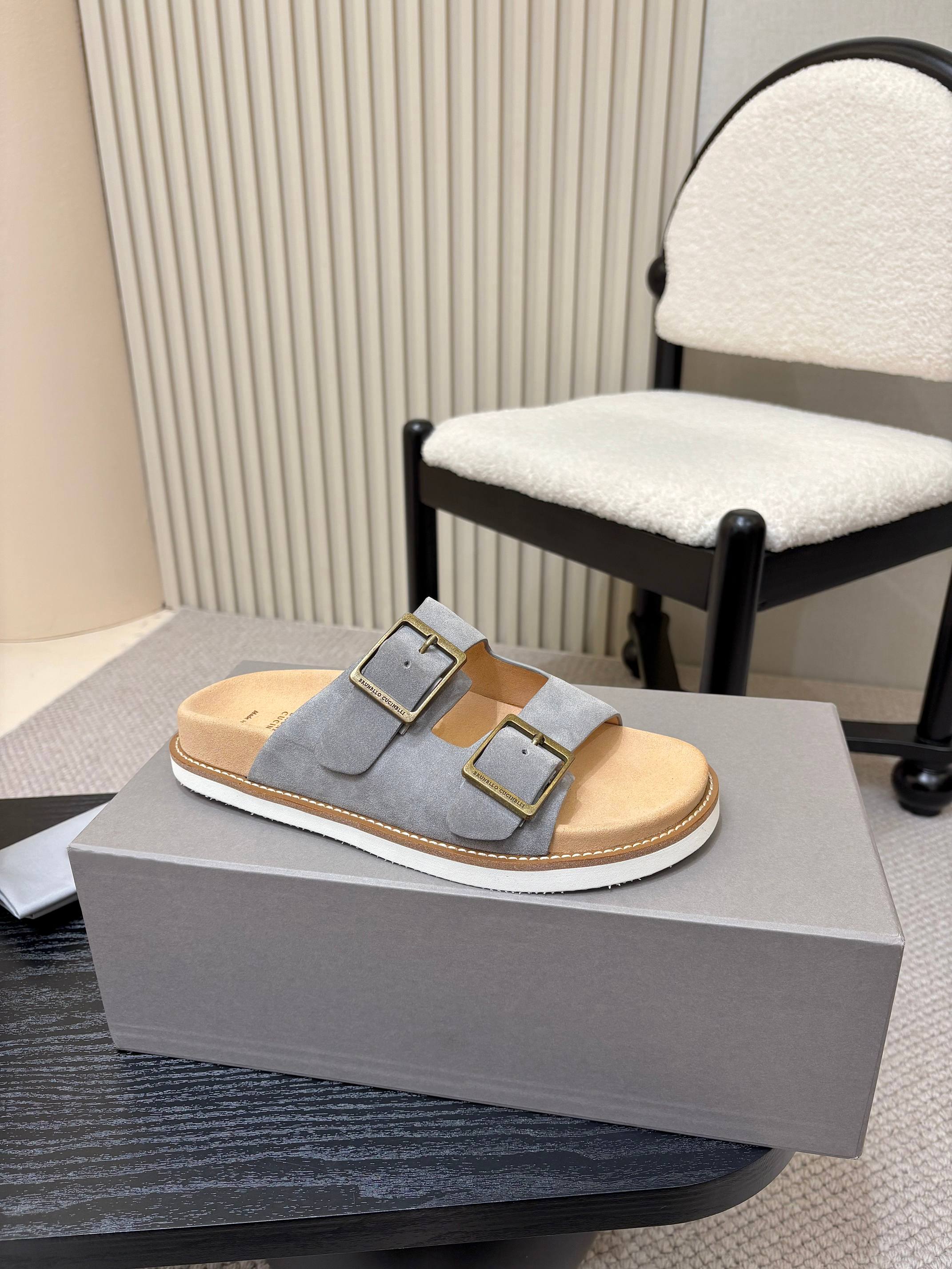 NO:231135,Brunello Cucinelli, 2025ss new slippers shipped in bronze color logo double-breasted sandals, retro, simple and fashionable. When worn on any outfit, it can easily improve the overall look, and every step is casual and free, original drawer packaging, exquisite and atmospheric!  Fabric reverse fur inner cashmere outsole ultra-light rubber foam color black/brown/gray, three colors available Size 39-46 (39,46 customized), slippers, brunello cucinelli, slippers19860909Brunello Cucinelli,2025ss新款拖鞋出货古铜 色Logo双排扣凉拖,复古简约又不失时尚感,搭在任何穿搭上,都能轻松提升整体造型的精致度,每一步都走出随性自在 ,原版抽屉式包装,精致而大气i！ 面料反毛皮 内里羊绒 大底超轻橡胶发泡 颜色黑/棕/灰,三色可选 码数男款39-46(39,46定制),拖鞋,brunello cucinelli,slippers,Women's Shoes