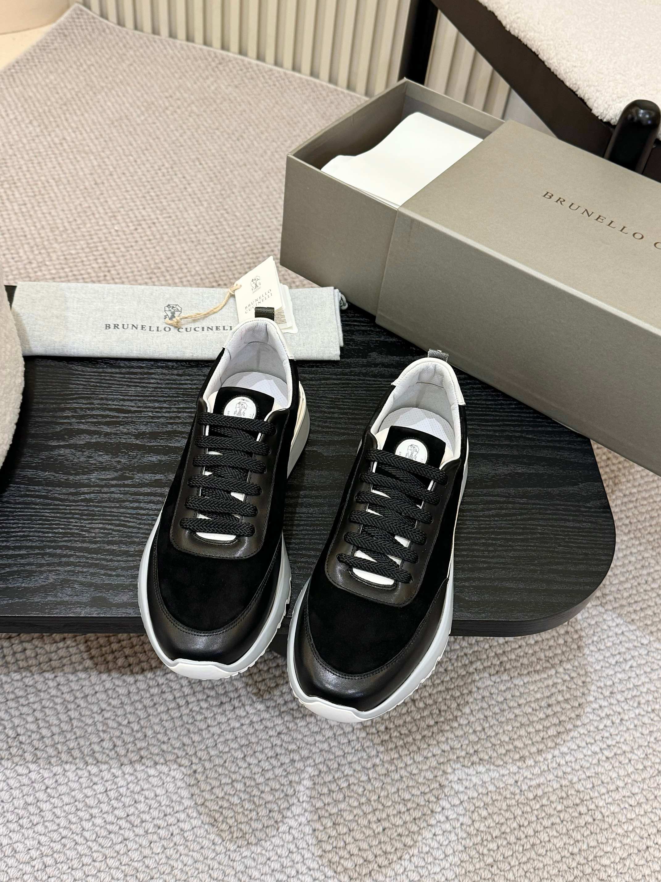 NO:261362,Yuan!  Brunello Cucinelli, 2025ss new casual sneakers shipped. New materials, rich colors and elegant details redefine the style of this sneaker. The grained calfskin on the upper is full of retro taste, which complements the slight irregularities presented by the inlay. The seasonal color upper creates a clear contrast with the white sole, enriching the casual taste of the shoes. The leather shoe lining and sole fit together, bringing a comfortable walking feeling. Fabric calfskin inner cowhide, outsole ultra-light and super elastic Pu foam sole, color black/me/baolan/accent four colors available, packaging original high-end drawer box, size 39-46 (39,46 customized), casual shoes/sports, brunello cucinelli, sneakers, cowhide19860909元！Brunello Cucinelli,2025ss新款休闲运动鞋出货.新材料、丰富色彩和雅致细节重新定义了这款运动鞋的风格.鞋面的粒面小牛皮洋溢着复古的品味,与嵌饰呈现出的轻微不规则相得益彰.季节性颜色鞋面与白色鞋底打造明显对比, 丰富了鞋子的休闲品味.皮革鞋衬和鞋底契合,带来舒适的行走感 面料小牛皮 内里牛皮里 大底超轻超弹Pu发泡底 颜色黑/米/宝兰/杏四色可选 包装原版高档抽屉盒 码数男款39-46(39,46定制),休闲鞋/运动鞋,brunello cucinelli,sneakers,cowhide,Women's Shoes