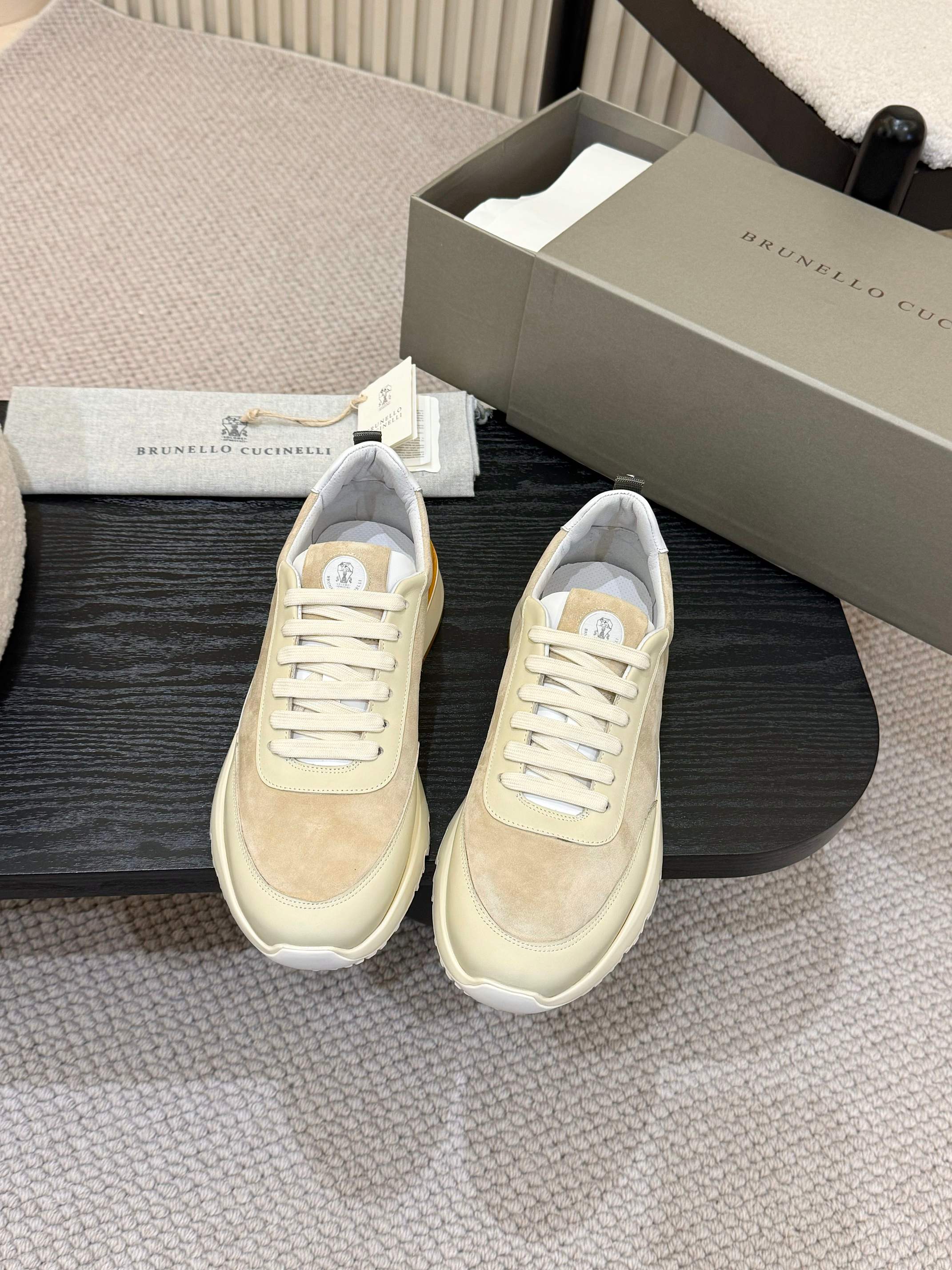 NO:616930,Brunello Cucinelli, 2025ss new casual sneakers are shipped. New materials, rich colors and elegant details redefine the style of this sneaker. The grained calfskin on the upper exudes a retro taste, complementing the slight irregularities presented by the inlays. The seasonal color upper creates a clear contrast with the white sole, enriching the casual taste of the shoe. The leather lining and sole fit well, bringing a comfortable walking feeling. Fabric calfskin lining cowhide lining  Outsole is ultra-light and super-elastic Pu foam sole. Available in four colors: black/rice/poland/apricot. Packaging: original high-end drawer box. Men's size: 39-46 (39,46 customized), casual shoes/sports shoes, brunello cucinelli, sneakers, cowhide19860909Brunello Cucinelli,2025ss新款休闲运动鞋出货.新材料、丰富色彩和雅致细节重新定义了这款运动鞋的风格.鞋面的粒面小牛皮洋溢着复古的品味,与嵌饰呈现出的轻微不规则相得益彰.季节性颜色鞋面与白色鞋底打造明显对比, 丰富了鞋子的休闲品味.皮革鞋衬和鞋底契合,带来舒适的行走感 面料小牛皮 内里牛皮里 大底超轻超弹Pu发泡底 颜色黑/米/宝兰/杏四色可选 包装原版高档抽屉盒 码数男款39-46(39,46定制),休闲鞋/运动鞋,brunello cucinelli,sneakers,cowhide,Women's Shoes