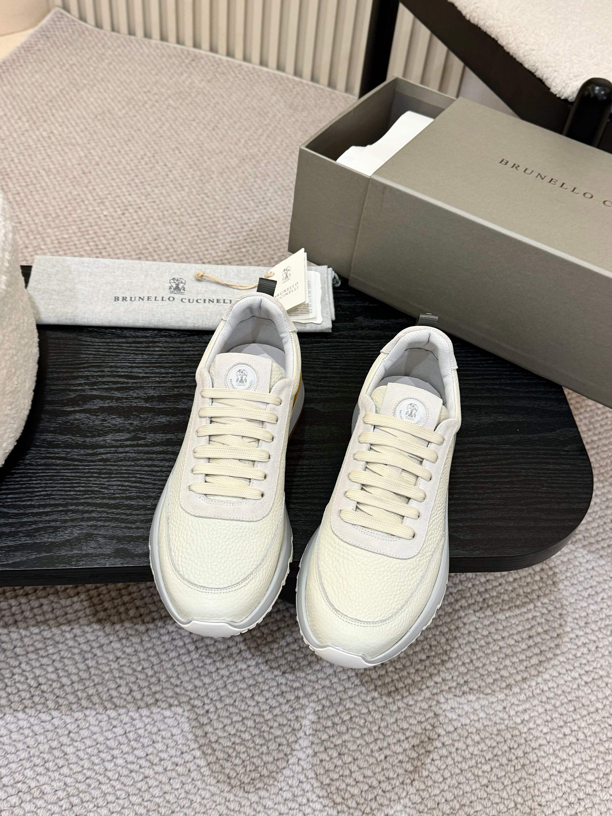 NO:616929,Brunello Cucinelli, 2025ss new casual sneakers are shipped. New materials, rich colors and elegant details redefine the style of this sneaker. The grained calfskin on the upper exudes a retro taste, complementing the slight irregularities presented by the inlays. The seasonal color upper creates a clear contrast with the white sole, enriching the casual taste of the shoe. The leather lining and sole fit well, bringing a comfortable walking feeling. Fabric calfskin lining cowhide lining  Outsole is ultra-light and super-elastic Pu foam sole. Available in four colors: black/rice/poland/apricot. Packaging: original high-end drawer box. Men's size: 39-46 (39,46 customized), casual shoes/sports shoes, brunello cucinelli, sneakers, cowhide19860909Brunello Cucinelli,2025ss新款休闲运动鞋出货.新材料、丰富色彩和雅致细节重新定义了这款运动鞋的风格.鞋面的粒面小牛皮洋溢着复古的品味,与嵌饰呈现出的轻微不规则相得益彰.季节性颜色鞋面与白色鞋底打造明显对比, 丰富了鞋子的休闲品味.皮革鞋衬和鞋底契合,带来舒适的行走感 面料小牛皮 内里牛皮里 大底超轻超弹Pu发泡底 颜色黑/米/宝兰/杏四色可选 包装原版高档抽屉盒 码数男款39-46(39,46定制),休闲鞋/运动鞋,brunello cucinelli,sneakers,cowhide,Women's Shoes