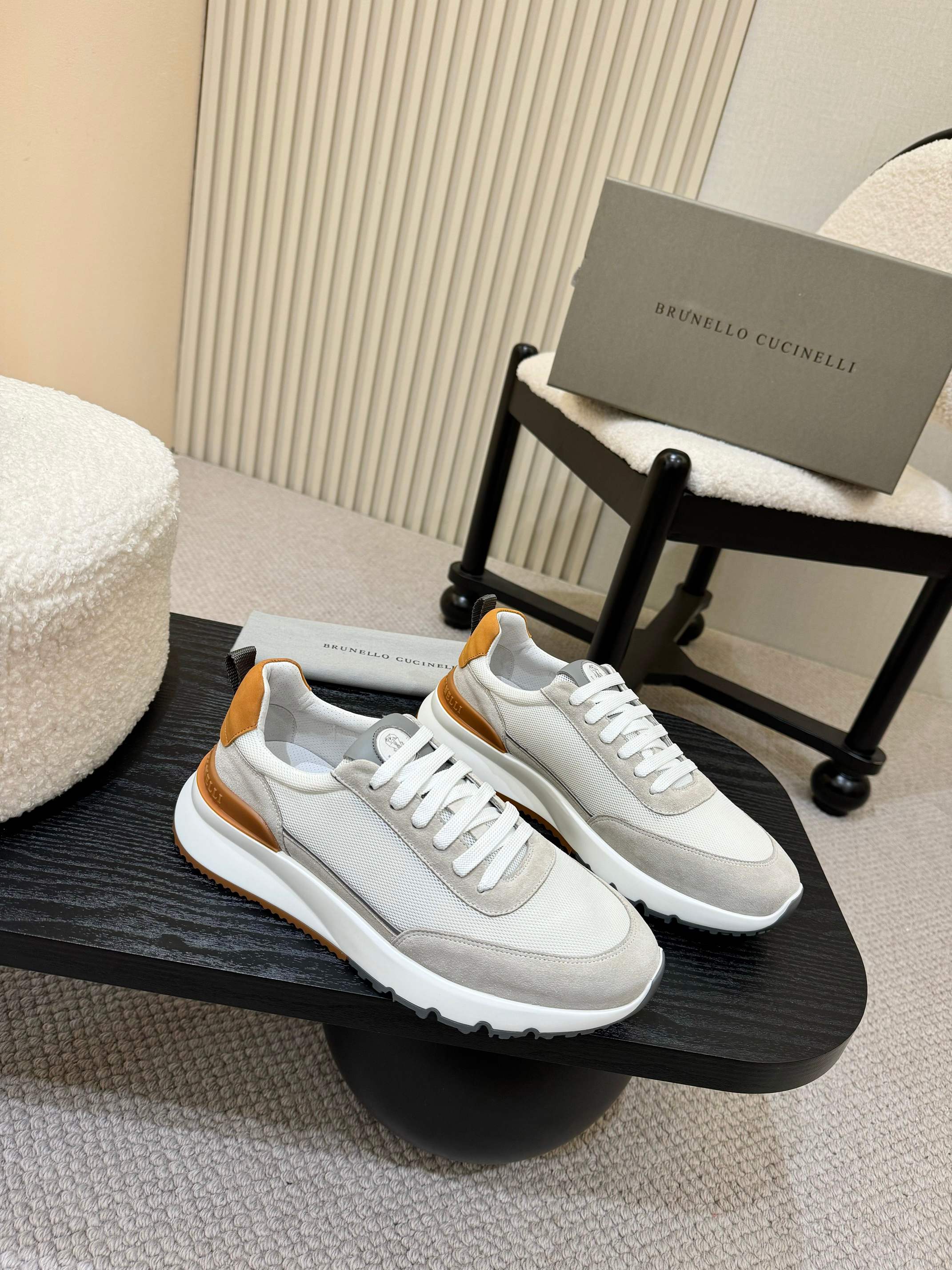 NO:345801,Real-priced Brunello Cucinelli, 2025ss new casual sneakers shipped. New materials, rich colors and elegant details redefine the style of this sneaker. The grained calfskin on the upper is full of retro taste, which complements the slight irregularities presented by the inlay. The seasonal color upper creates a clear contrast with the white sole, enriching the casual taste of the shoes. The leather shoe lining and sole fit together, bringing a comfortable walking feeling. Fabric calfskin inner cowhide, the outsole is super light and super elastic Pu foam sole, eight colors available, packaging original high-end drawer box, size 39-46 (39,46 customized),,brunello cucinelli,sneakers,cowhide19860909实价Brunello Cucinelli,2025ss新款休闲运动鞋出货.新材料、丰富色彩和雅致细节重新定义了这款运动鞋的风格.鞋面的粒面小牛皮洋溢着复古的品味,与嵌饰呈现出的轻微不规则相得益彰.季节性颜色鞋面与白色鞋底打造明显对比, 丰富了鞋子的休闲品味.皮革鞋衬和鞋底契合,带来舒适的行走感 面料小牛皮 内里牛皮里 大底超轻超弹Pu发泡底 颜色八色可选 包装原版高档抽屉盒 码数男款39-46(39,46定制),,brunello cucinelli,sneakers,cowhide,Men's shoes