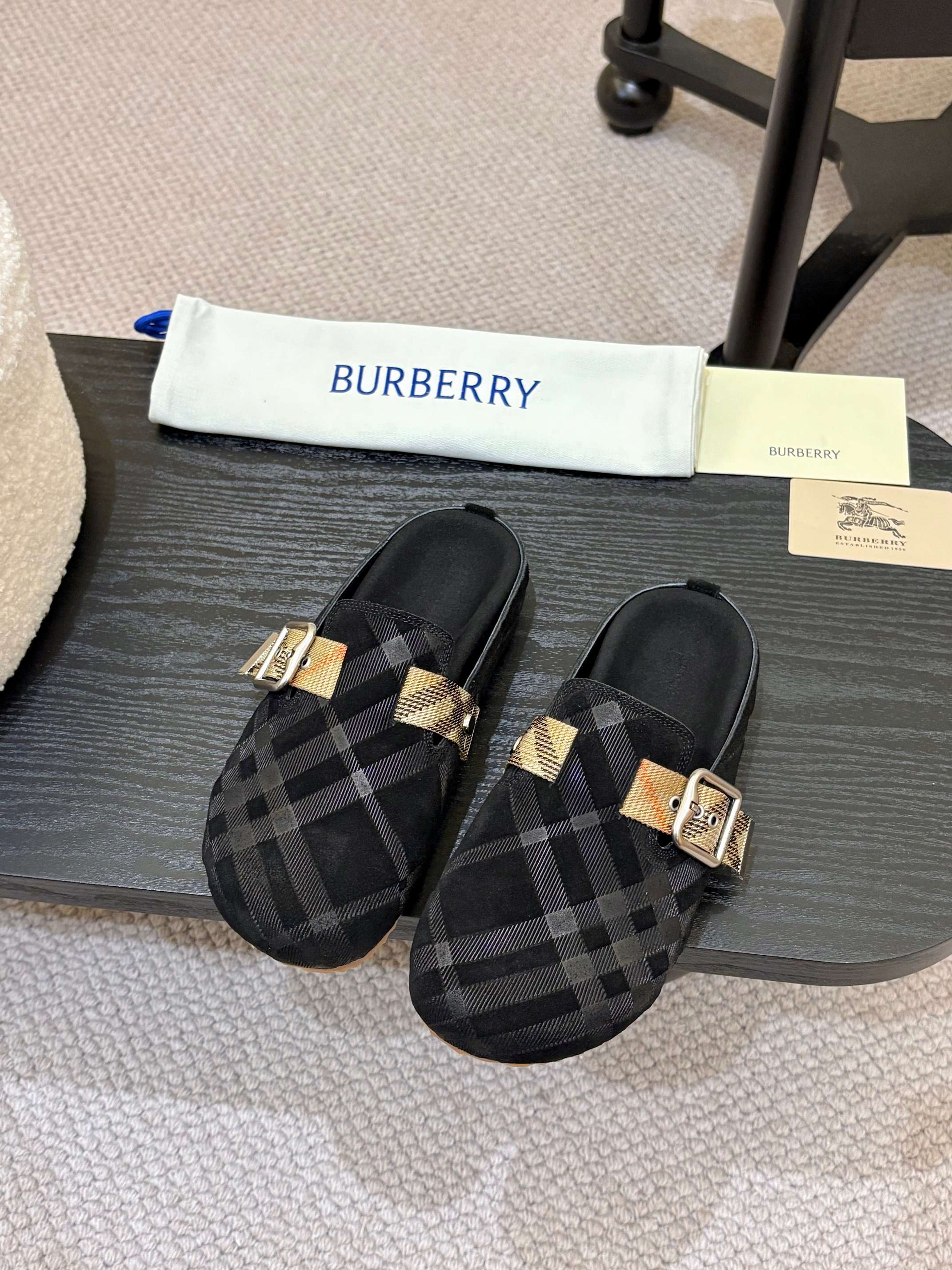 NO:422217,Embossed men's style, women's style Yuan!  Burberry's popular Birken Slippers are made of soft reverse suede fabric and are refined in Italian workshops. They are embossed with plaid patterns and embossed with embossed soles, and are decorated with a classic brand logo. They are equipped with adjustable B-shaped buckle belts, and the iconic sand color of jacquard worsted. Burberry plaid. Fabric reverse velvet lib silk nibli outsole TPU color black, brown, pink, apricot 4 colors available. Size 35-45 (35,45 customized), semi-trail, burberry, slippers19860909压纹男款,女款元！ Burberry 爆款勃肯拖鞋出炉,选用柔软反绒面革面料打造,于意大利工坊精制而成.融入格纹图案压花,搭配压纹鞋底,其上点缀典藏品牌徽标.设有可调式 B 字型扣环束带,装饰提花精纺的标志性沙色 Burberry 格纹.  面料反绒皮  里布丝绸牛里  大底TPU  颜色黑,棕,粉,杏4色可选  码数男女款35-45（35,45定制）,半拖,burberry,slippers,Women's Shoes