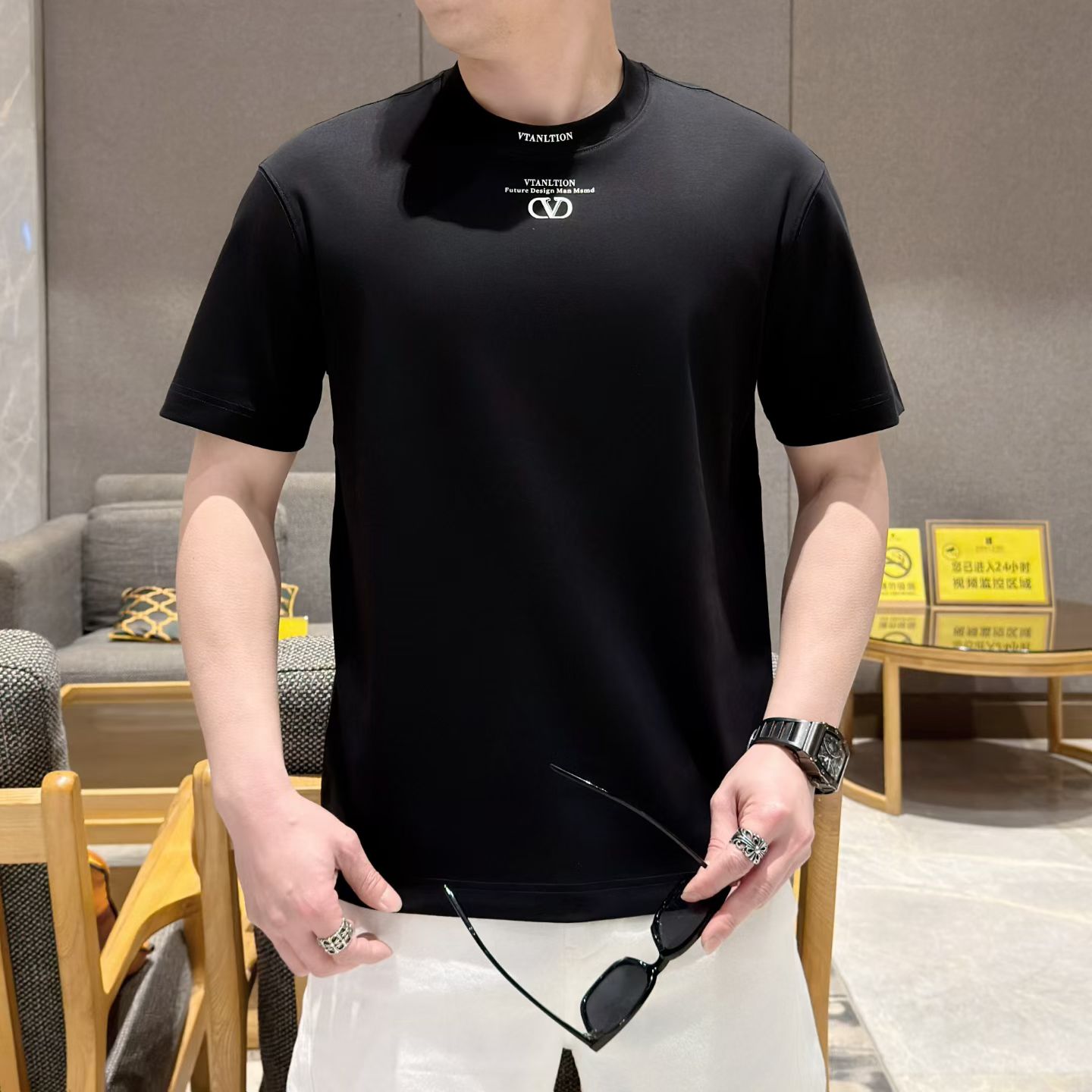 NO:838262,Valentino 2026 spring and summer men's round neck short-sleeved T-shirt. High-end luxury series, custom-made top-quality mercerized fabrics, soft to the touch, comfortable next to the body, and super stylish on the upper body. Original tailoring at the counter, just the right slimming effect. The whole dress does not have too complicated design, and the exquisite pattern on the chest is designed with unique craftsmanship, showing a unique atmosphere, three-dimensional Italian tailoring, a must-have for urban leisure, giving men the most exquisite dress size M-3XL, and can wear up to 190 pounds. Color black  White,,valentino,T-shirt,tees,t-shirt,19860909华伦天奴 2026春夏男士圆领短袖T恤.高端奢华系列,定制专柜顶级定制丝光面料,手感柔软,贴身舒适,上身超有型.专柜原版剪裁,恰到好处的修身效果.整件衣服没有过多复杂的设计,胸前精美图案独特工艺设计,尽显独特气息,立体意式剪裁,都市休闲必入,给予男人最精致打扮尺码M-3XL,最大可穿190斤.颜色黑色 白色,,valentino,T-shirt,tees，t-shirt,,Men's clothing