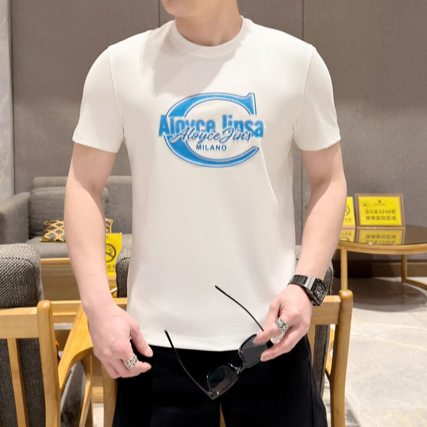 NO:838297,Ancient *GUCCI 2026 spring and summer men's round neck short-sleeved T-shirt. High-end luxury series, top-grade customized mercerized fabrics in custom counters, soft to the touch, comfortable next to the body, and super stylish on the upper body. Original tailoring in the counter, just the right slimming effect. The whole dress does not have too complicated design, and the exquisite patterns on the chest are unique craftsmanship design, showing a unique atmosphere, three-dimensional Italian tailoring, a must-have for urban leisure, giving men the most exquisite dress size M-3XL, up to 190 pounds. Color black  White,,gucci,T-shirt,tees,t-shirt,19860909古*GUCCI2026春夏男士圆领短袖T恤.高端奢华系列,定制专柜顶级定制丝光面料,手感柔软,贴身舒适,上身超有型.专柜原版剪裁,恰到好处的修身效果.整件衣服没有过多复杂的设计,胸前精美图案独特工艺设计,尽显独特气息,立体意式剪裁,都市休闲必入,给予男人最精致打扮尺码M-3XL,最大可穿190斤.颜色黑色 白色,,gucci,T-shirt,tees，t-shirt,,Men's clothing