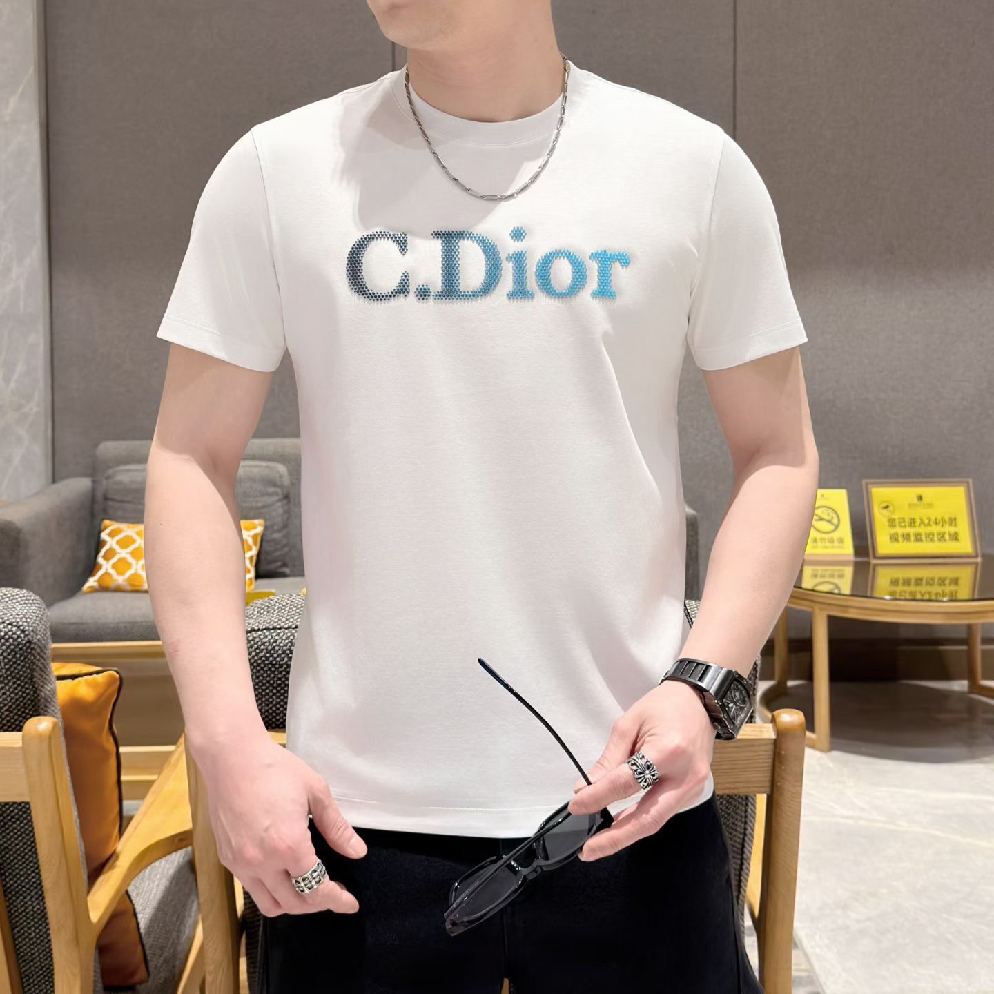 NO:838293,Dior 2026 spring and summer men's round neck short-sleeved T-shirt. High-end luxury series, custom-made top-quality mercerized fabrics, soft to the touch, comfortable next to the body, and super stylish on the upper body. Original tailoring at the counter, just the right slimming effect. The whole dress does not have too complicated design, and the exquisite patterns on the chest are unique craftsmanship design, showing a unique atmosphere, three-dimensional Italian tailoring, a must-have for urban leisure, giving men the most exquisite dress size M-3XL, up to 190 pounds. Color purple  white,,dior,dior,T-shirt,tees,t-shirt,19860909迪奥Dior2026春夏男士圆领短袖T恤.高端奢华系列,定制专柜顶级定制丝光面料,手感柔软,贴身舒适,上身超有型.专柜原版剪裁,恰到好处的修身效果.整件衣服没有过多复杂的设计,胸前精美图案独特工艺设计,尽显独特气息,立体意式剪裁,都市休闲必入,给予男人最精致打扮尺码M-3XL,最大可穿190斤.颜色紫色 白色,,dior,dior,T-shirt,tees，t-shirt,,Men's clothing