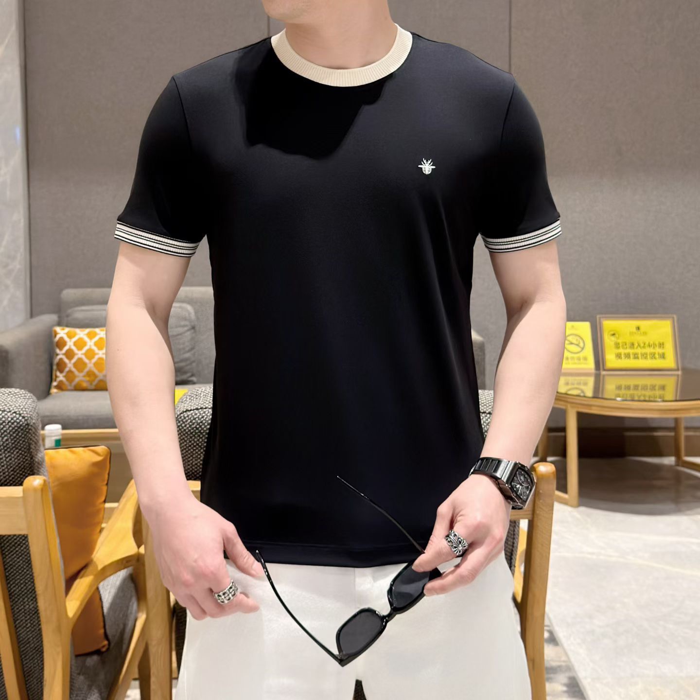 NO:838289,Dior 2026 spring and summer men's round neck short-sleeved T-shirt. High-end luxury series, custom-made top-quality mercerized fabrics, soft to the touch, comfortable next to the body, and super stylish on the upper body. Original tailoring at the counter, just the right slimming effect. The whole dress does not have too complicated design, and the exquisite patterns on the chest are unique craftsmanship design, showing a unique atmosphere, three-dimensional Italian tailoring, a must-have for urban leisure, giving men the most exquisite dress size M-3XL, can wear up to 190 pounds. Color black  white,,dior,dior,T-shirt,tees,t-shirt,19860909迪奥Dior2026春夏男士圆领短袖T恤.高端奢华系列,定制专柜顶级定制丝光面料,手感柔软,贴身舒适,上身超有型.专柜原版剪裁,恰到好处的修身效果.整件衣服没有过多复杂的设计,胸前精美图案独特工艺设计,尽显独特气息,立体意式剪裁,都市休闲必入,给予男人最精致打扮尺码M-3XL,最大可穿190斤.颜色黑色 白色,,dior,dior,T-shirt,tees，t-shirt,,Men's clothing