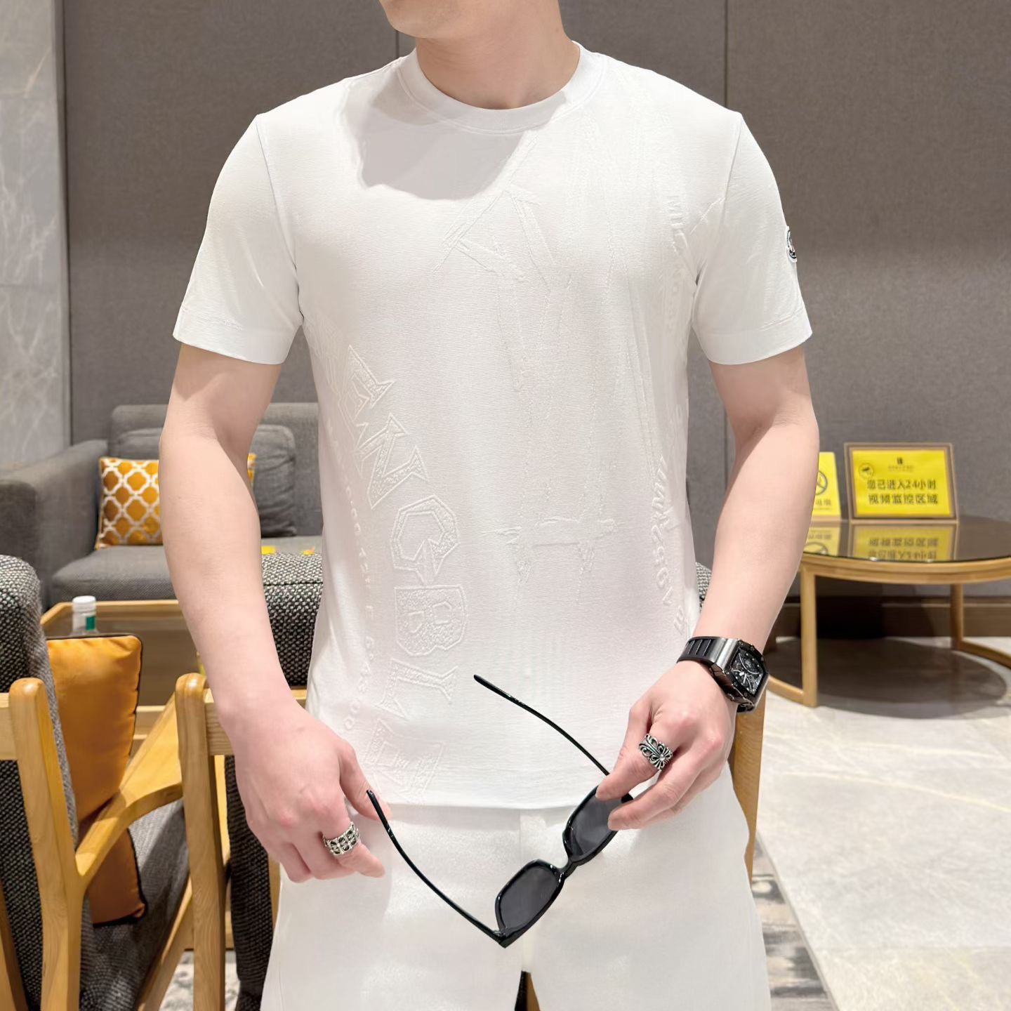 NO:838285,Mengkou 2026 spring and summer men's round neck short-sleeved T-shirt. High-end luxury series, custom-made top-quality mercerized fabrics, soft to the touch, comfortable next to the body, and super stylish on the upper body. Original tailoring at the counter, just the right slimming effect. The whole dress does not have too complicated design, and the exquisite patterns on the chest are unique craftsmanship design, showing a unique atmosphere, three-dimensional Italian tailoring, a must-have for urban leisure, giving men the most exquisite dress size M-3XL, up to 190 pounds. Color black  White,,Moncler,T-shirt,tees,t-shirt,19860909蒙口 2026春夏男士圆领短袖T恤.高端奢华系列,定制专柜顶级定制丝光面料,手感柔软,贴身舒适,上身超有型.专柜原版剪裁,恰到好处的修身效果.整件衣服没有过多复杂的设计,胸前精美图案独特工艺设计,尽显独特气息,立体意式剪裁,都市休闲必入,给予男人最精致打扮尺码M-3XL,最大可穿190斤.颜色黑色 白色,,Moncler,T-shirt,tees，t-shirt,,Men's clothing