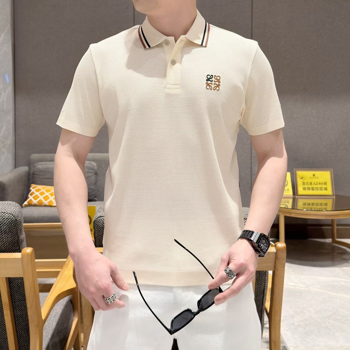 NO:838281,Loewe 2026 spring and summer men's lapel short-sleeved T-shirt!  Imported fabrics, high-end trendy goods, fashionable styles sought after by celebrities!  A must-have item for every major star and internet celebrity. High-end custom-made mercerized cotton fabric, which feels delicate and soft, and the upper body is crisp and stylish. The brand LOGO design on the chest easily enhances the sense of fashion. The workmanship is extremely sophisticated and rigorous, and the wiring is neat and meticulous. It is a masterpiece of a famous designer!  Let you perfectly combine fashion, leisure and trend. Sizes M - 3XL, can wear up to 190 pounds.,, loewe, T-shirt, tees, t-shirt,19860909罗意威 2026春夏款男士翻领短袖T恤！进口面料,高端潮物,众星追捧时尚款！各大明星网红人手一件的出街单品.高级定制丝光棉面料,手感细腻柔软,上身挺括有型.胸前品牌LOGO设计,轻松将时髦感进阶,做工极为考究严谨,走线工整细致,大牌设计师巨作！让您时尚休闲与潮流完美结合.尺码M - 3XL,最大可穿190斤.,,loewe,T-shirt,tees，t-shirt,,Men's clothing
