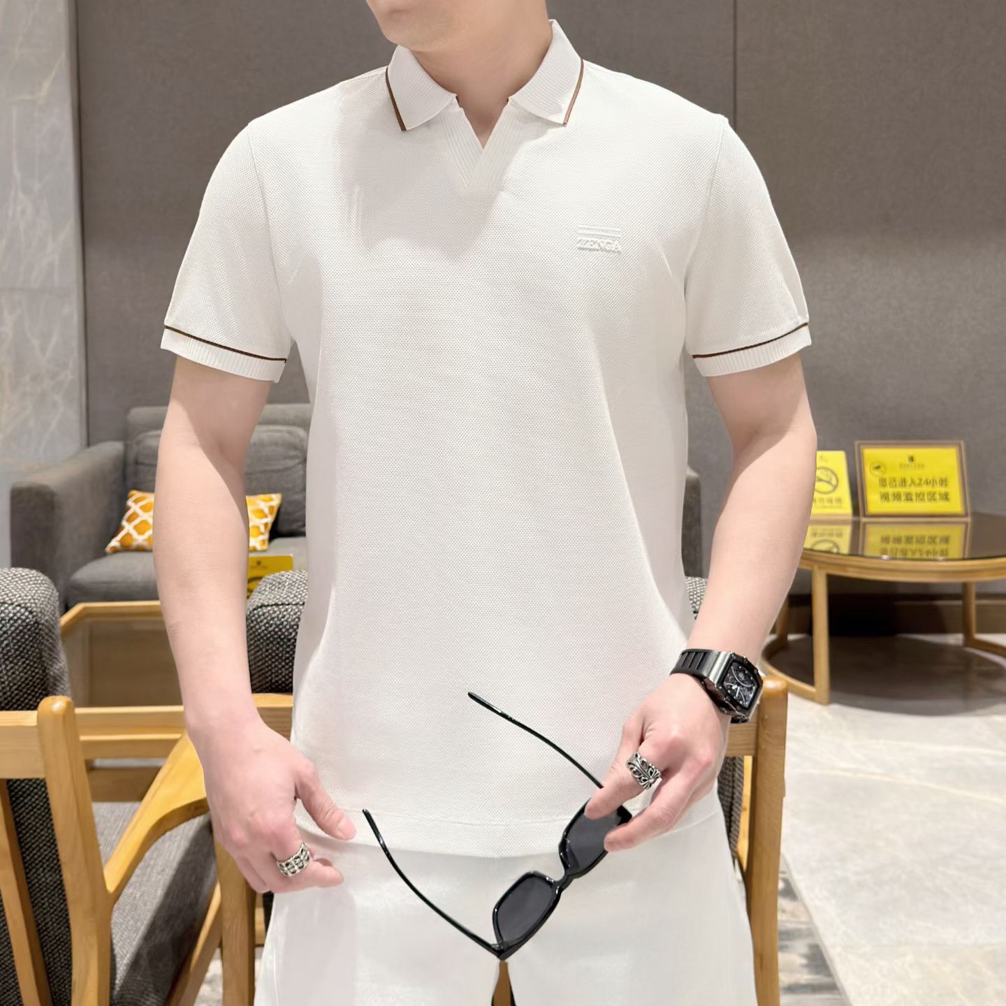 NO:838277,Ermenegildo Zegna 2026 spring and summer men's lapel short-sleeved T-shirt!  Imported fabrics, high-end trendy goods, fashionable styles sought after by celebrities!  A must-have item for every major star and internet celebrity. High-end custom-made mercerized cotton fabric, which feels delicate and soft, and the upper body is crisp and stylish. The brand LOGO design on the chest easily enhances the sense of fashion. The workmanship is extremely sophisticated and rigorous, and the wiring is neat and meticulous. It is a masterpiece of a famous designer!  Let you perfectly combine fashion, leisure and trend. Size M - 3XL, can wear up to 190 pounds. Color: white, light yellow green, zegna, T-shirt, tees, t-shirt,19860909杰尼亚 2026春夏款男士翻领短袖T恤！进口面料,高端潮物,众星追捧时尚款！各大明星网红人手一件的出街单品.高级定制丝光棉面料,手感细腻柔软,上身挺括有型.胸前品牌LOGO设计,轻松将时髦感进阶,做工极为考究严谨,走线工整细致,大牌设计师巨作！让您时尚休闲与潮流完美结合.尺码M - 3XL,最大可穿190斤.颜色白色 浅黄绿,,zegna,T-shirt,tees，t-shirt,,Men's clothing