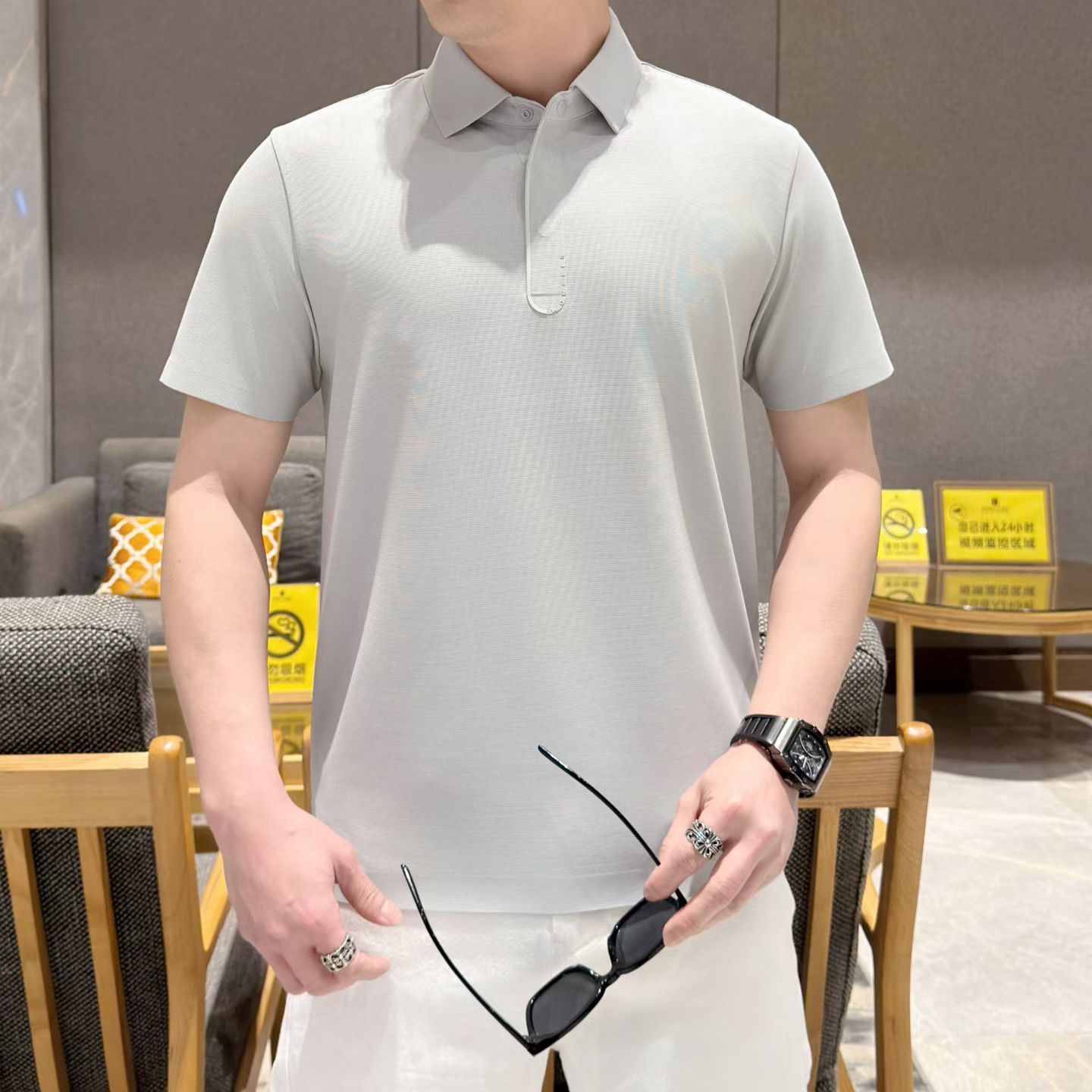 NO:838273,Ermenegildo Zegna 2026 spring and summer men's lapel short-sleeved T-shirt!  Imported fabrics, high-end trendy goods, fashionable styles sought after by celebrities!  A must-have item for every major star and internet celebrity. High-end custom-made mercerized cotton fabric, which feels delicate and soft, and the upper body is crisp and stylish. The brand LOGO design on the chest easily enhances the sense of fashion. The workmanship is extremely sophisticated and rigorous, and the wiring is neat and meticulous. It is a masterpiece of a famous designer!  Let you perfectly combine fashion, leisure and trend. Size M - 3XL, can wear up to 190 pounds. Color: black, gray,,zegna,T-shirt,tees,t-shirt,19860909杰尼亚 2026春夏款男士翻领短袖T恤！进口面料,高端潮物,众星追捧时尚款！各大明星网红人手一件的出街单品.高级定制丝光棉面料,手感细腻柔软,上身挺括有型.胸前品牌LOGO设计,轻松将时髦感进阶,做工极为考究严谨,走线工整细致,大牌设计师巨作！让您时尚休闲与潮流完美结合.尺码M - 3XL,最大可穿190斤.颜色黑色 灰色,,zegna,T-shirt,tees，t-shirt,,Men's clothing