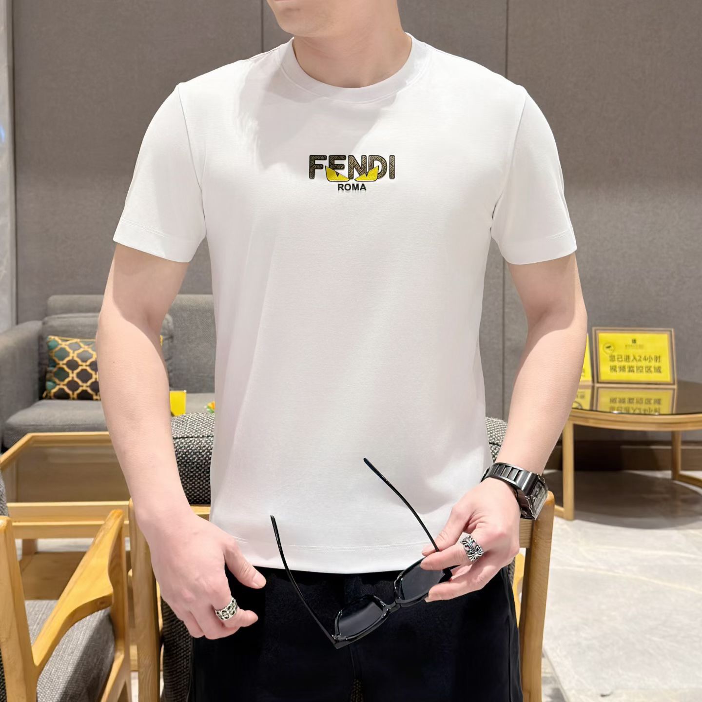 NO:838269,Fendi FENDI 2026 spring and summer men's round neck short-sleeved T-shirt. High-end luxury series, custom-made top-grade mercerized fabrics, soft to the touch, comfortable next to the body, and super stylish on the upper body. Original tailoring at the counter, just the right slimming effect. The whole dress does not have too complicated design, and the exquisite pattern on the chest is designed with unique craftsmanship, showing a unique atmosphere, three-dimensional Italian tailoring, a must-have for urban leisure, giving men the most exquisite dress size M-3XL, and can wear up to 190 pounds. Color black  White,,fendi,fendi,T-shirt,tees,t-shirt,19860909芬迪FENDI2026春夏男士圆领短袖T恤.高端奢华系列,定制专柜顶级定制丝光面料,手感柔软,贴身舒适,上身超有型.专柜原版剪裁,恰到好处的修身效果.整件衣服没有过多复杂的设计,胸前精美图案独特工艺设计,尽显独特气息,立体意式剪裁,都市休闲必入,给予男人最精致打扮尺码M-3XL,最大可穿190斤.颜色黑色 白色,,fendi,fendi,T-shirt,tees，t-shirt,,Men's clothing