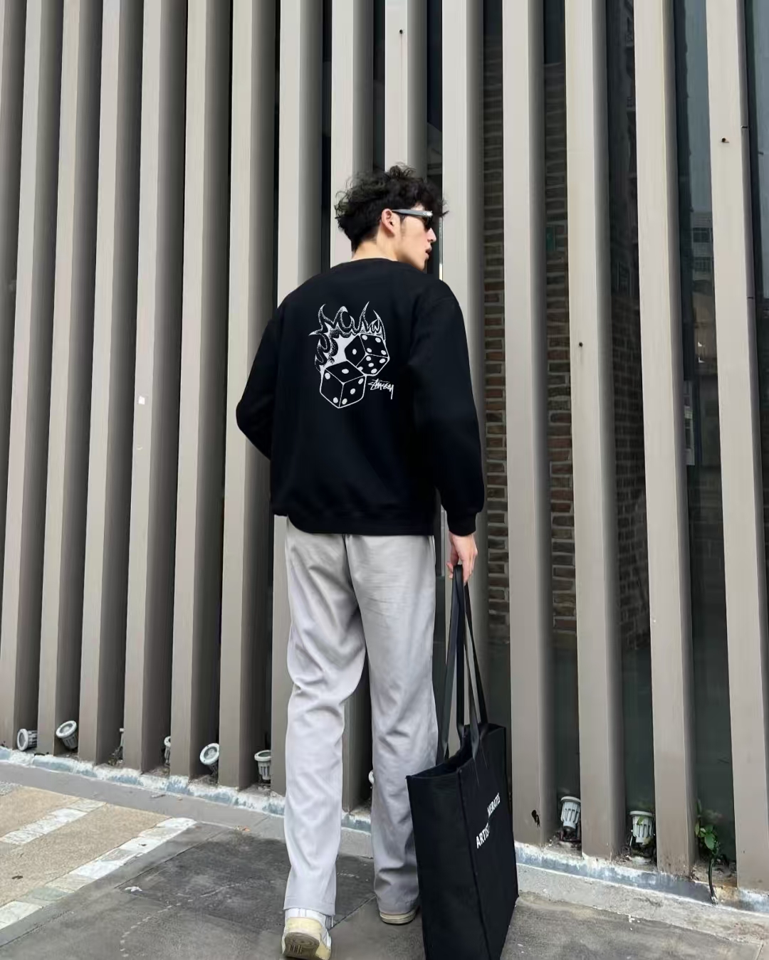 供货价:27💰『新品发布会』纯棉毛圈设计,300克足重量,贸易出口货,原包装吊牌（另有38💴华棉版本340克推荐入手）可以随意来图订制 支持一件代发 批发 等   【都是印花非刺绣🪡如果要刺绣需要联系客服】
斯图西stussy经典款全棉加厚320g休闲圆领卫衣男女同款
扫码芯片过验版本 
卫衣采用320g多支纱线纺织工艺 手感厚实
全棉面料 透气舒适 顶级质感
颜色：图示颜色
尺码：M L XL
 胸围 肩宽 袖长 衣长
M 62 63.5 53 70
L 64 65.5 54.5 72
XL 66 67.5 56 74
尺码 建议身高 建议体重
M 160cm-170cm 50kg-65kg
L 170cm-180cm 65k g-85kg
XL 180cm-195cm 85kg-115kg