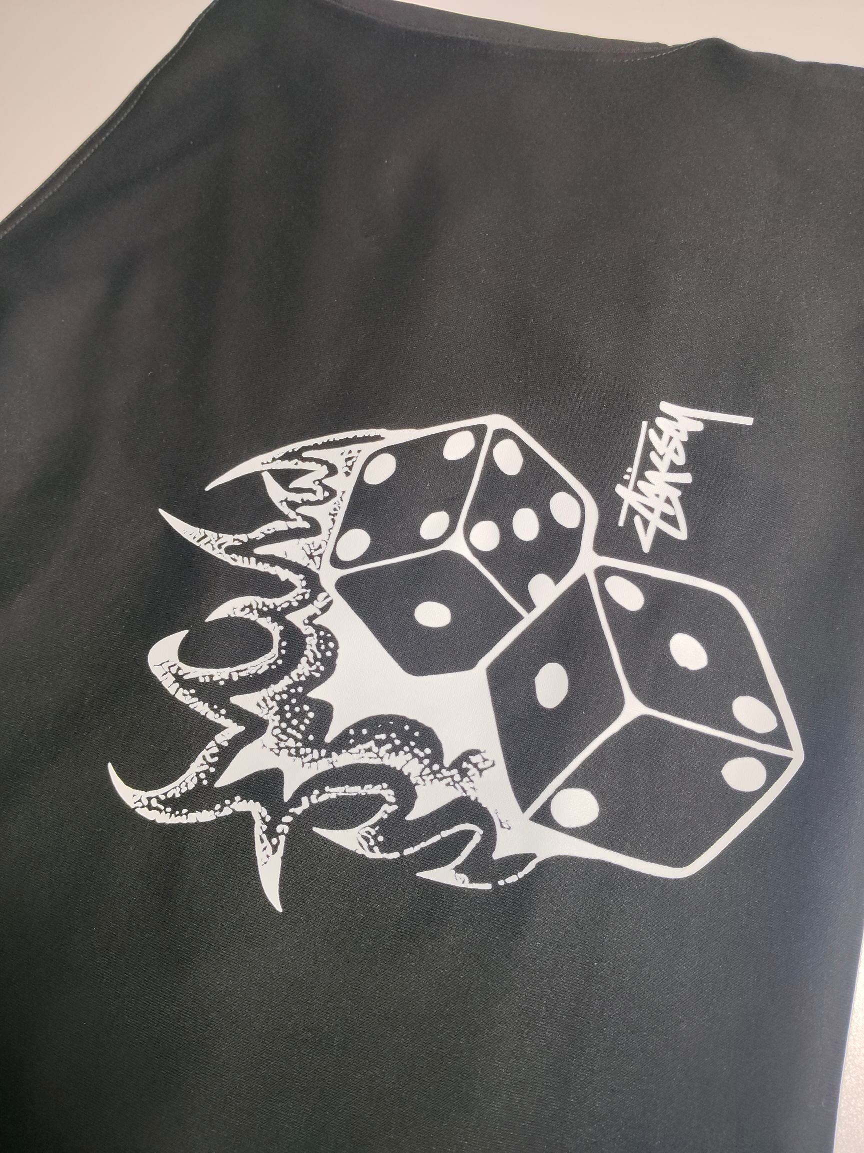 供货价:27💰『新品发布会』纯棉毛圈设计,300克足重量,贸易出口货,原包装吊牌（另有38💴华棉版本340克推荐入手）可以随意来图订制 支持一件代发 批发 等   【都是印花非刺绣🪡如果要刺绣需要联系客服】
斯图西stussy经典款全棉加厚320g休闲圆领卫衣男女同款
扫码芯片过验版本 
卫衣采用320g多支纱线纺织工艺 手感厚实
全棉面料 透气舒适 顶级质感
颜色：图示颜色
尺码：M L XL
 胸围 肩宽 袖长 衣长
M 62 63.5 53 70
L 64 65.5 54.5 72
XL 66 67.5 56 74
尺码 建议身高 建议体重
M 160cm-170cm 50kg-65kg
L 170cm-180cm 65k g-85kg
XL 180cm-195cm 85kg-115kg