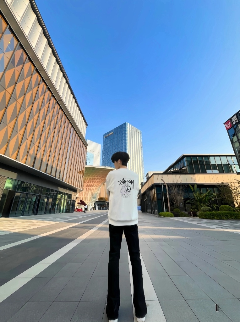 供货价:27💰『新品发布会』纯棉毛圈设计,300克足重量,贸易出口货,原包装吊牌（另有38💴华棉版本340克推荐入手）可以随意来图订制 支持一件代发 批发 等   【都是印花非刺绣🪡如果要刺绣需要联系客服】
斯图西stussy经典款全棉加厚320g休闲圆领卫衣男女同款
扫码芯片过验版本 
卫衣采用320g多支纱线纺织工艺 手感厚实
全棉面料 透气舒适 顶级质感
颜色：图示颜色
尺码：M L XL
 胸围 肩宽 袖长 衣长
M 62 63.5 53 70
L 64 65.5 54.5 72
XL 66 67.5 56 74
尺码 建议身高 建议体重
M 160cm-170cm 50kg-65kg
L 170cm-180cm 65k g-85kg
XL 180cm-195cm 85kg-115kg