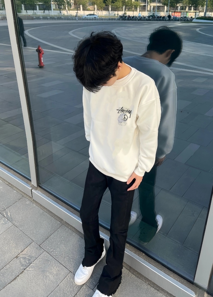 供货价:27💰『新品发布会』纯棉毛圈设计,300克足重量,贸易出口货,原包装吊牌（另有38💴华棉版本340克推荐入手）可以随意来图订制 支持一件代发 批发 等   【都是印花非刺绣🪡如果要刺绣需要联系客服】
斯图西stussy经典款全棉加厚320g休闲圆领卫衣男女同款
扫码芯片过验版本 
卫衣采用320g多支纱线纺织工艺 手感厚实
全棉面料 透气舒适 顶级质感
颜色：图示颜色
尺码：M L XL
 胸围 肩宽 袖长 衣长
M 62 63.5 53 70
L 64 65.5 54.5 72
XL 66 67.5 56 74
尺码 建议身高 建议体重
M 160cm-170cm 50kg-65kg
L 170cm-180cm 65k g-85kg
XL 180cm-195cm 85kg-115kg