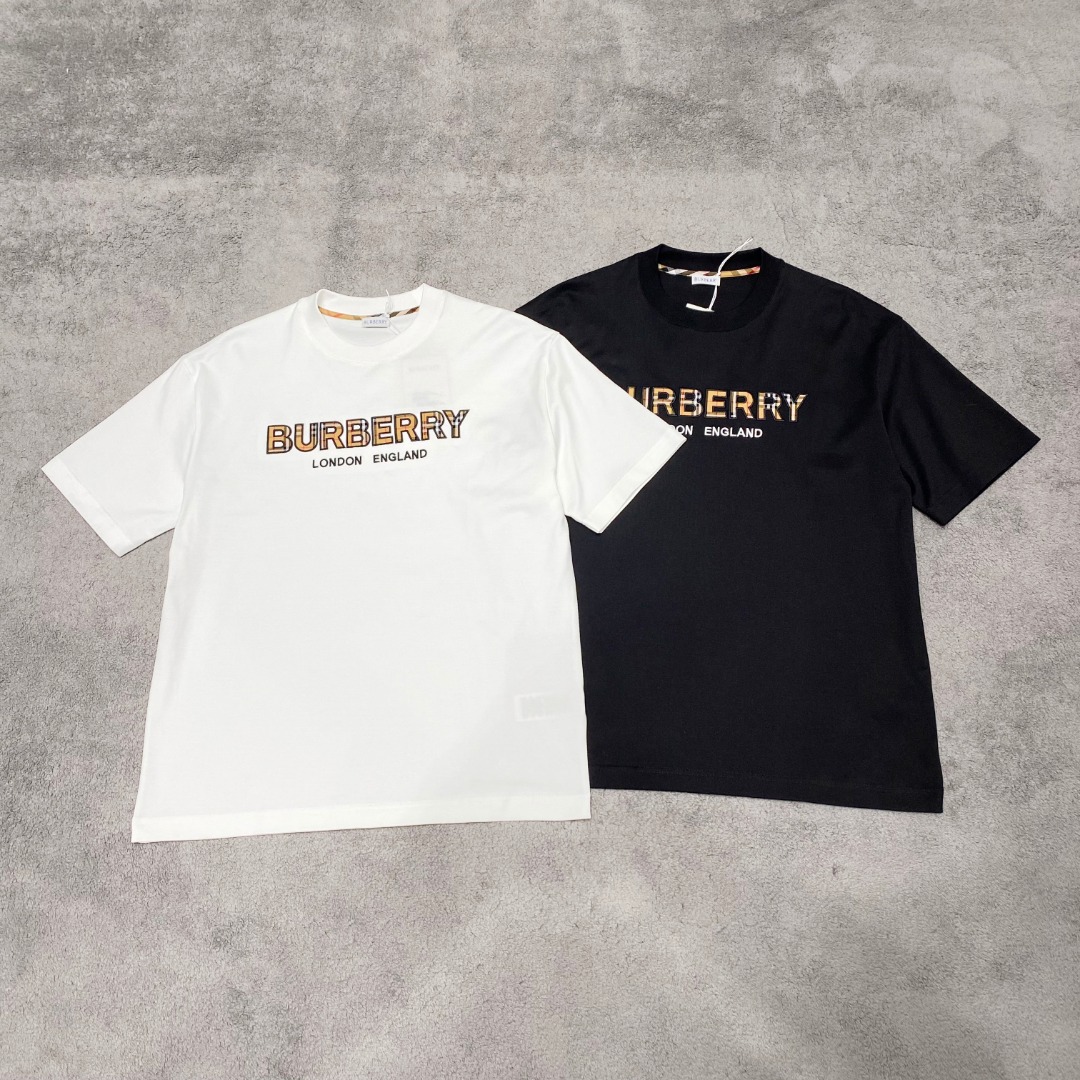 NO:120978,Burberry's new spring and summer new style first-time counter has the latest short-sleeved round-neck T-shirt with high-end customization and avant-garde and fashionable design!  Brand logo heavy craft design, high-end customized mercerated cloud cotton fabric, soft feel, comfortable to wear, exquisite counter-level car line, fine workmanship, invincible and handsome upper body effect!  A must-have item for handsome men!  Color black white Number M-3XL AAA4, burberry, T-shirt,tees, t-shirt,alexander wang19860909巴宝莉 2025春夏新款首发专柜最新款短袖圆领T恤 高端订制 设计前卫时尚！品牌logo重工艺设计 高端定制丝光云朵棉面料.手感柔软.穿着舒适.专柜级别精致车线.做工精细.上身效果无敌帅气！型男必备单品！ 颜色黑色 白色 码数M-3XL AAA4,,burberry,T-shirt,tees，t-shirt,alexander wang,Men's clothing