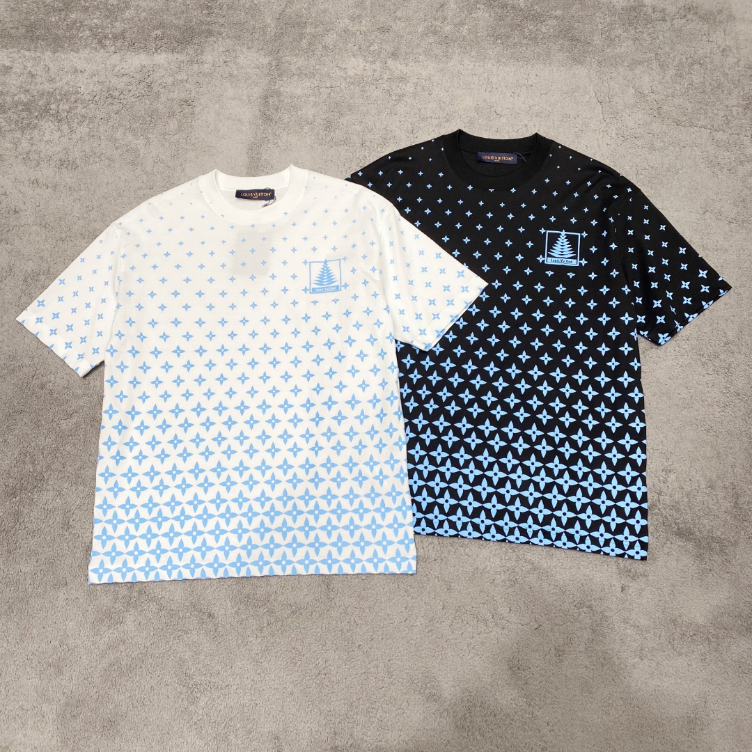 NO:120981,LV 2025 spring and summer new style first-time counter latest short-sleeved round-neck T-shirt, high-end customization, avant-garde and fashionable design!  Brand logo heavy craft design, high-end customized mercerated cloud cotton fabric, soft feel, comfortable to wear, exquisite counter-level car line, fine workmanship, invincible and handsome upper body effect!  A must-have item for handsome men!  Color black white Number M-3XL AAA4,,louis vuitton,T-shirt,tees,t-shirt,alexander wang19860909LV 2025春夏新款首发专柜最新款短袖圆领T恤 高端订制 设计前卫时尚！品牌logo重工艺设计 高端定制丝光云朵棉面料.手感柔软.穿着舒适.专柜级别精致车线.做工精细.上身效果无敌帅气！型男必备单品！ 颜色黑色 白色 码数M-3XL AAA4,,louis vuitton,T-shirt,tees，t-shirt,alexander wang,Men's clothing